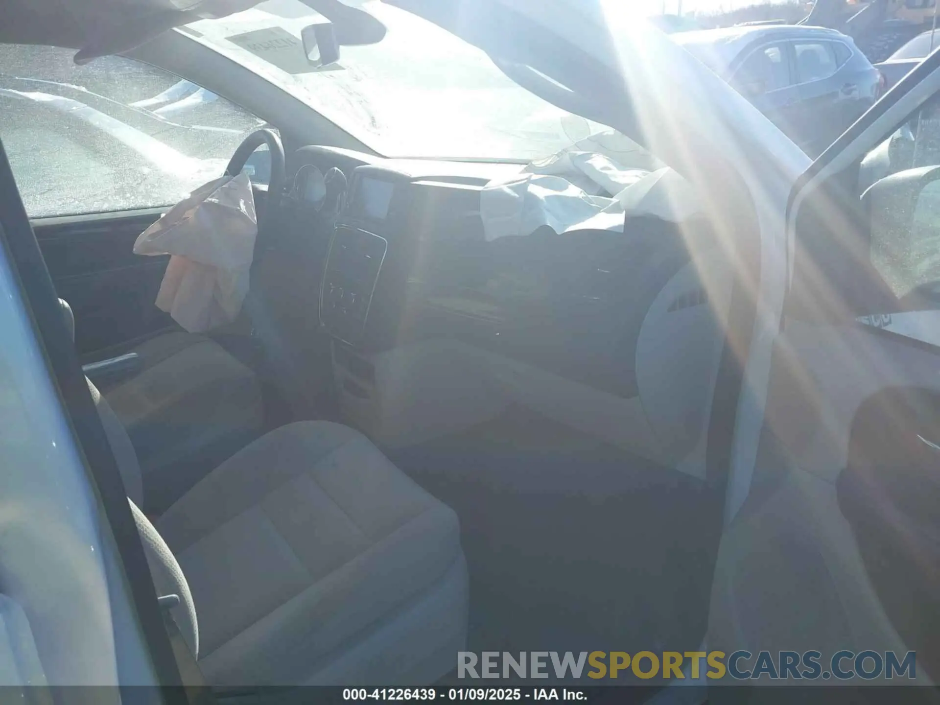 5 Photograph of a damaged car 2C7WDGBG3KR779441 DODGE GRAND CARAVAN 2019