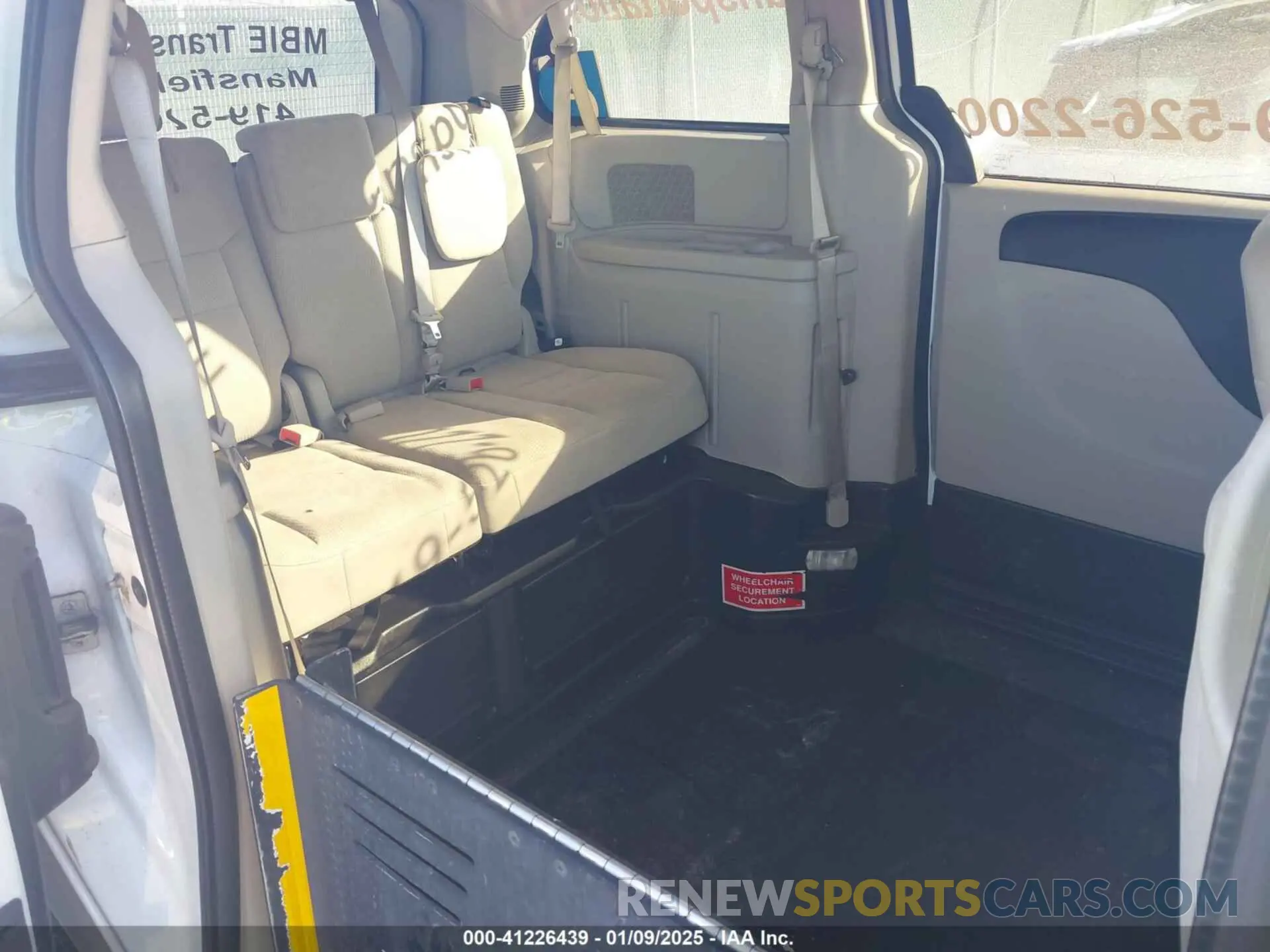 8 Photograph of a damaged car 2C7WDGBG3KR779441 DODGE GRAND CARAVAN 2019