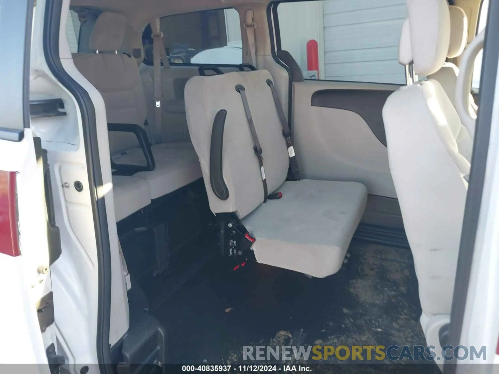 8 Photograph of a damaged car 2C7WDGBG7KR803126 DODGE GRAND CARAVAN 2019