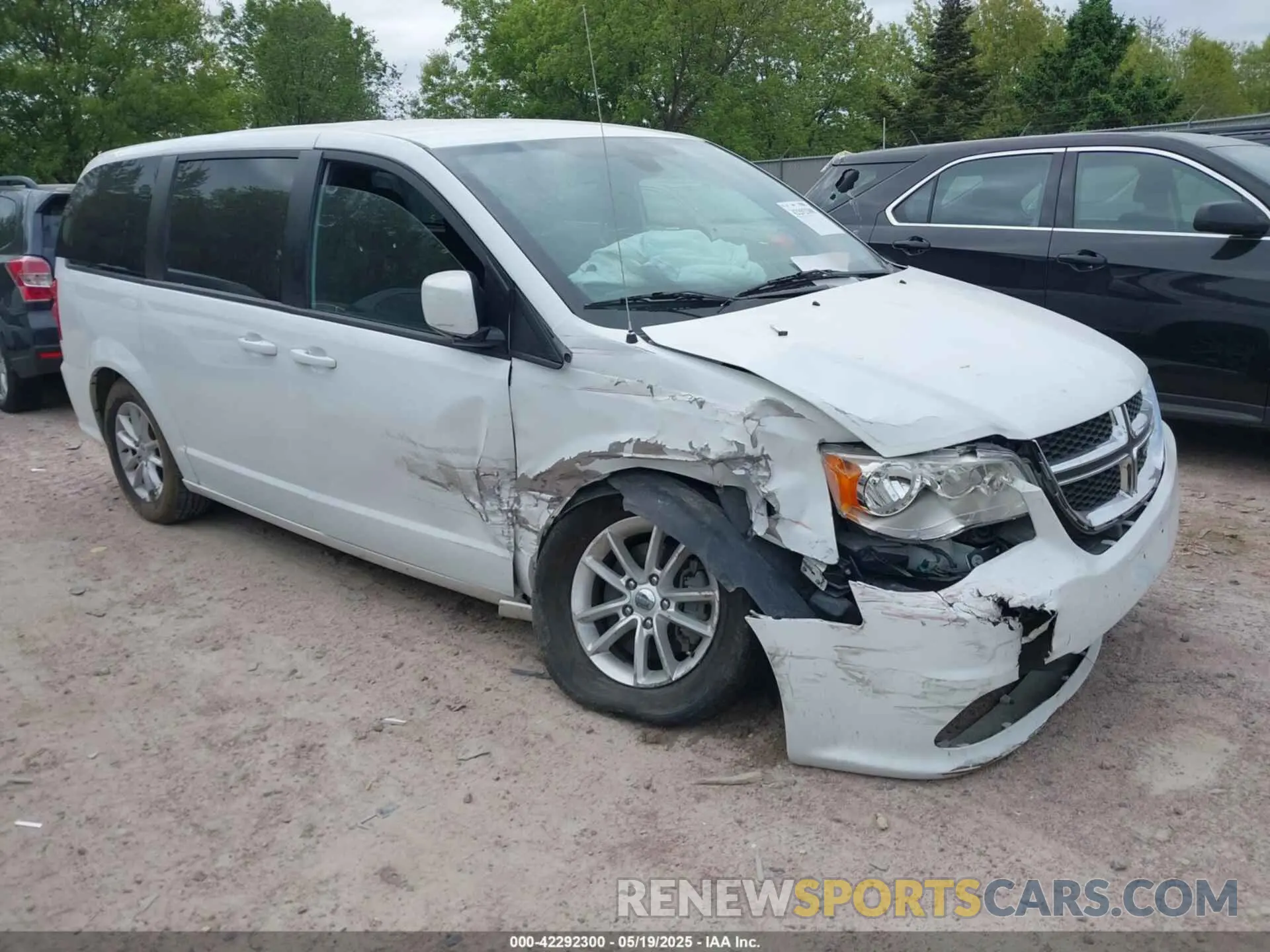 1 Photograph of a damaged car 2C4RDGBG3LR233704 DODGE GRAND CARAVAN 2020
