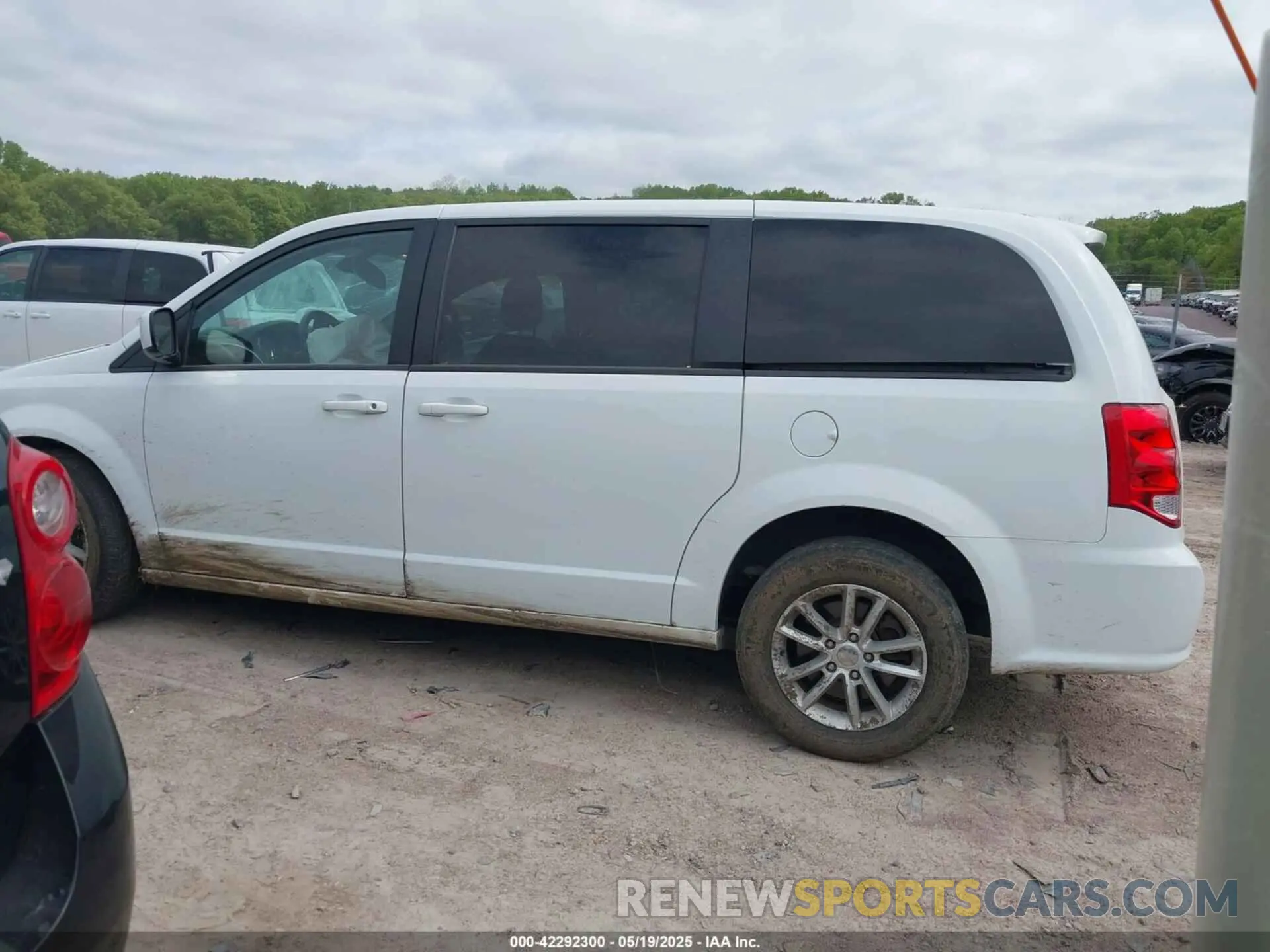 14 Photograph of a damaged car 2C4RDGBG3LR233704 DODGE GRAND CARAVAN 2020