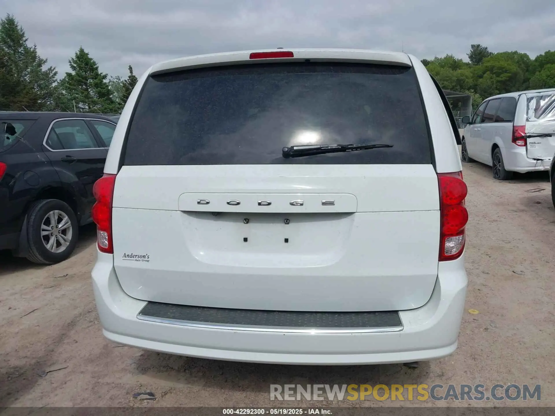 16 Photograph of a damaged car 2C4RDGBG3LR233704 DODGE GRAND CARAVAN 2020