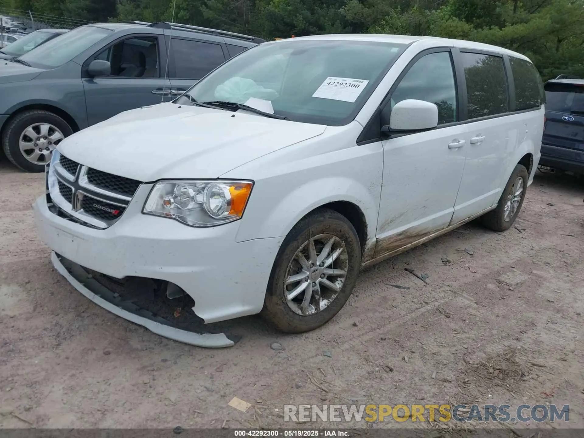 2 Photograph of a damaged car 2C4RDGBG3LR233704 DODGE GRAND CARAVAN 2020
