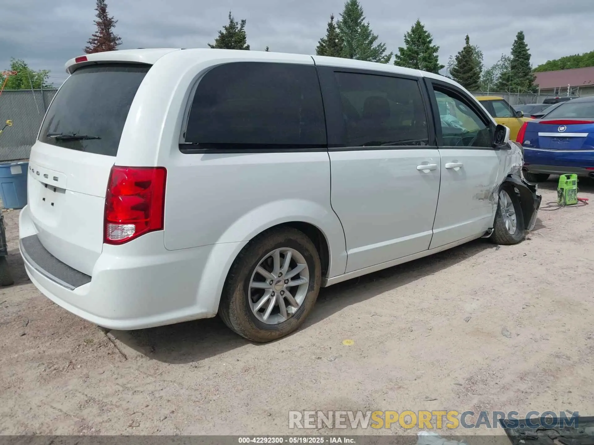 4 Photograph of a damaged car 2C4RDGBG3LR233704 DODGE GRAND CARAVAN 2020