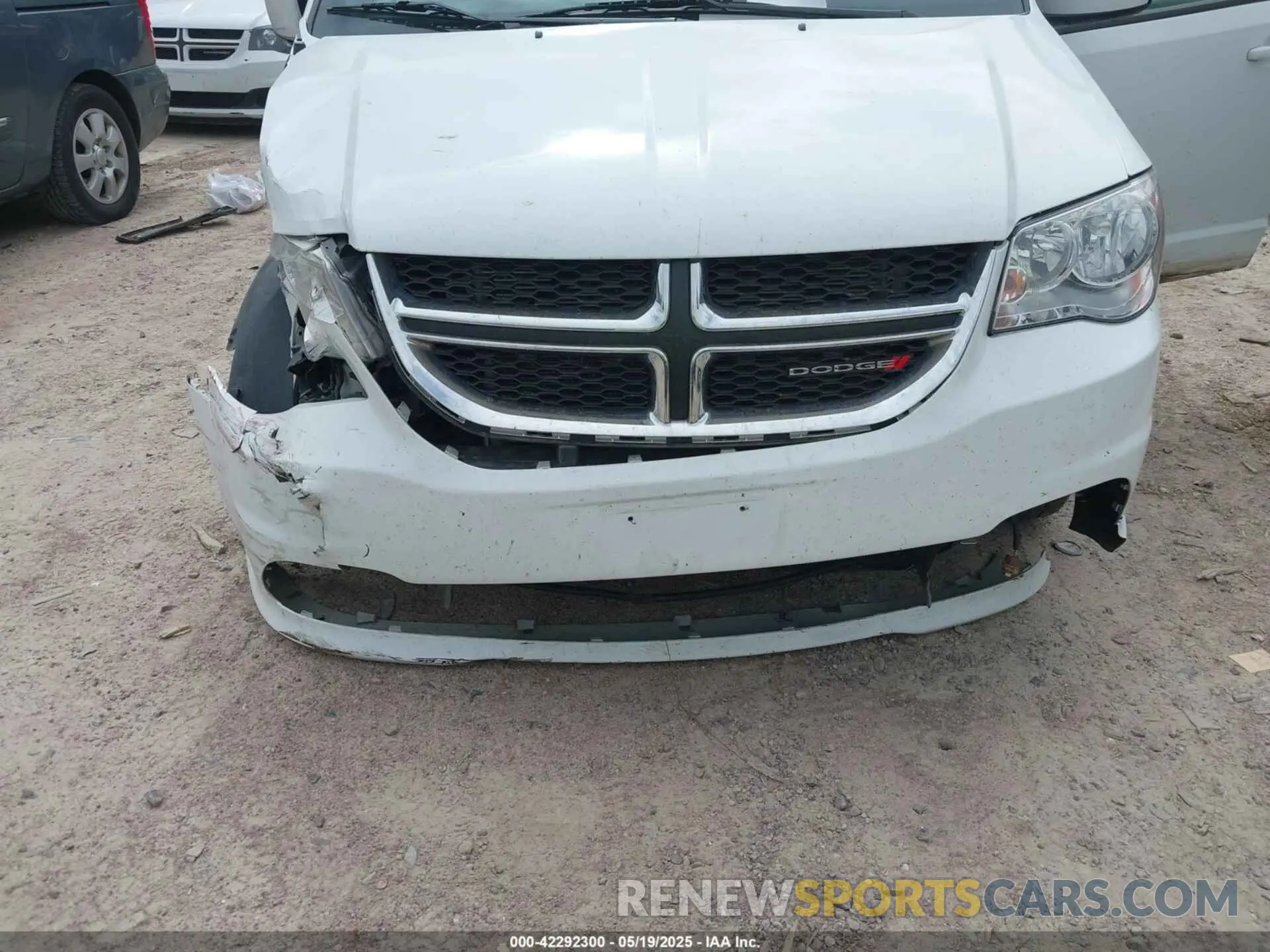 6 Photograph of a damaged car 2C4RDGBG3LR233704 DODGE GRAND CARAVAN 2020
