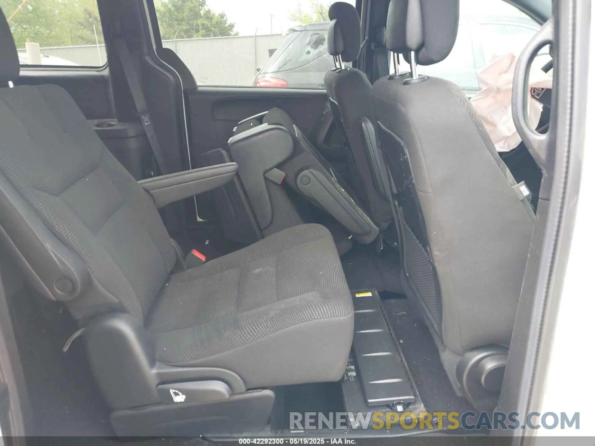 8 Photograph of a damaged car 2C4RDGBG3LR233704 DODGE GRAND CARAVAN 2020