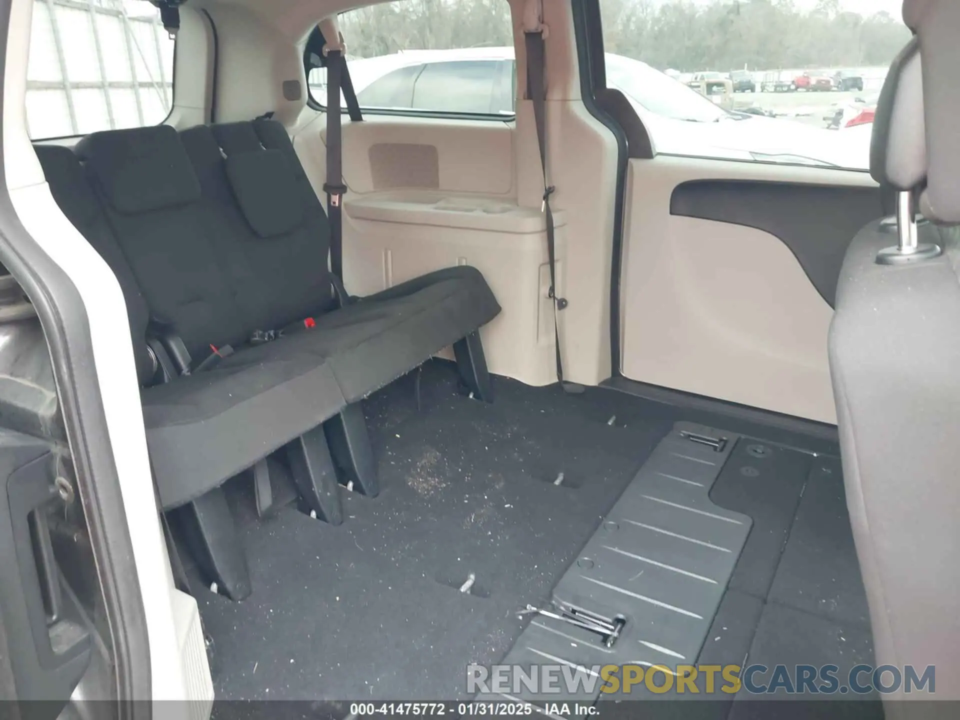 8 Photograph of a damaged car 2C4RDGBG5LR237320 DODGE GRAND CARAVAN 2020