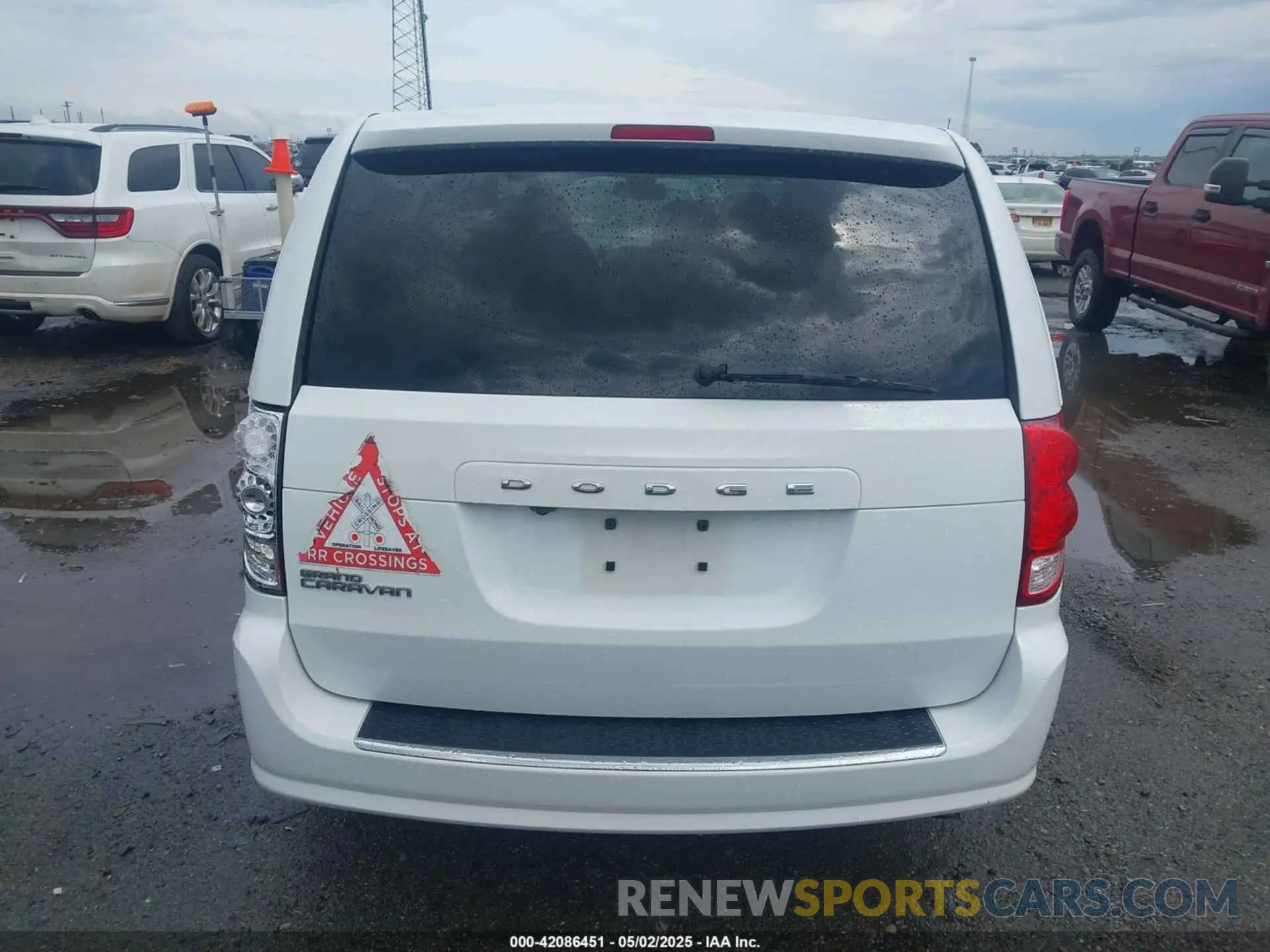 16 Photograph of a damaged car 2C4RDGBG5LR242825 DODGE GRAND CARAVAN 2020