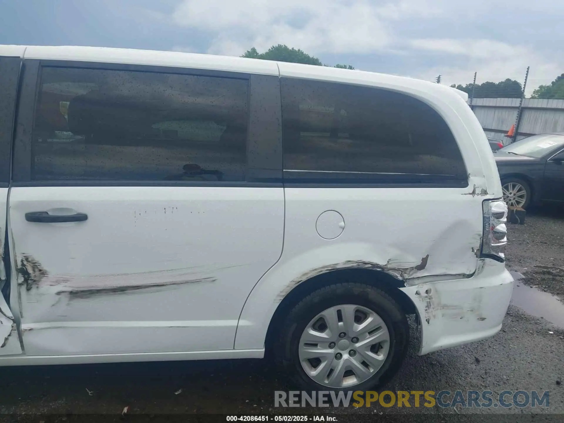 17 Photograph of a damaged car 2C4RDGBG5LR242825 DODGE GRAND CARAVAN 2020