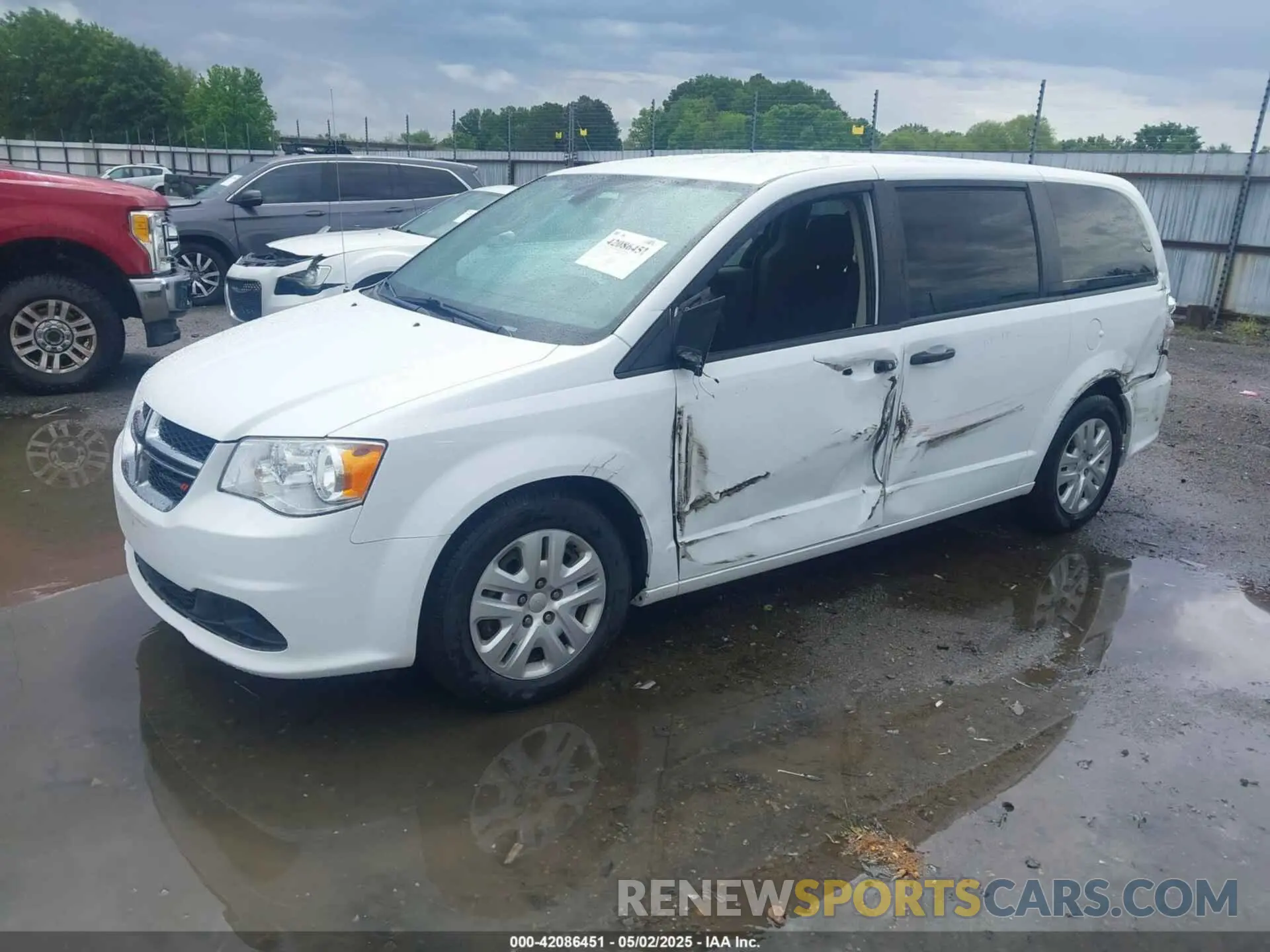 2 Photograph of a damaged car 2C4RDGBG5LR242825 DODGE GRAND CARAVAN 2020