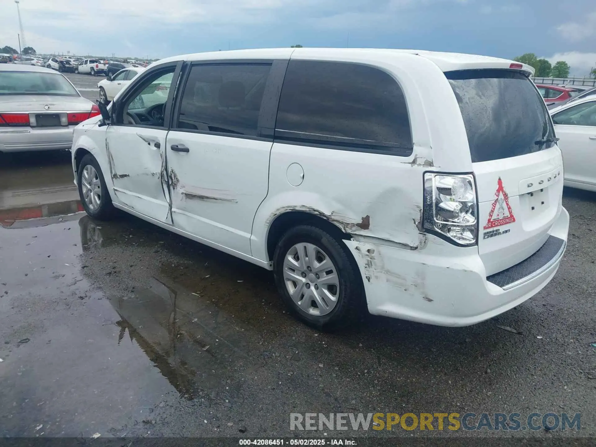 3 Photograph of a damaged car 2C4RDGBG5LR242825 DODGE GRAND CARAVAN 2020