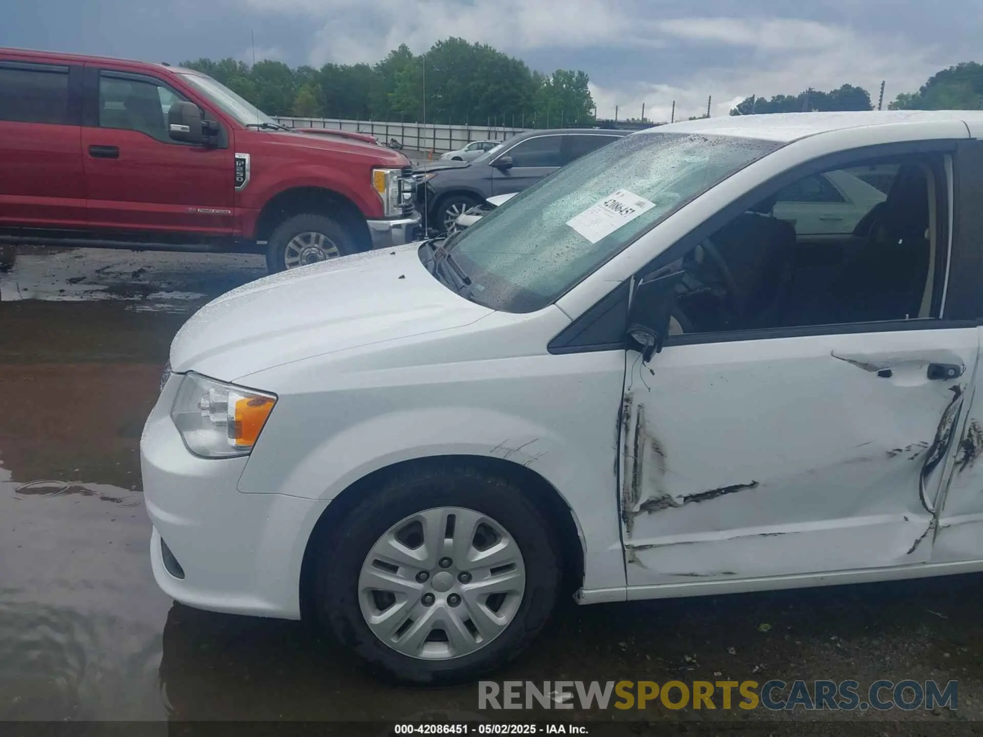 6 Photograph of a damaged car 2C4RDGBG5LR242825 DODGE GRAND CARAVAN 2020