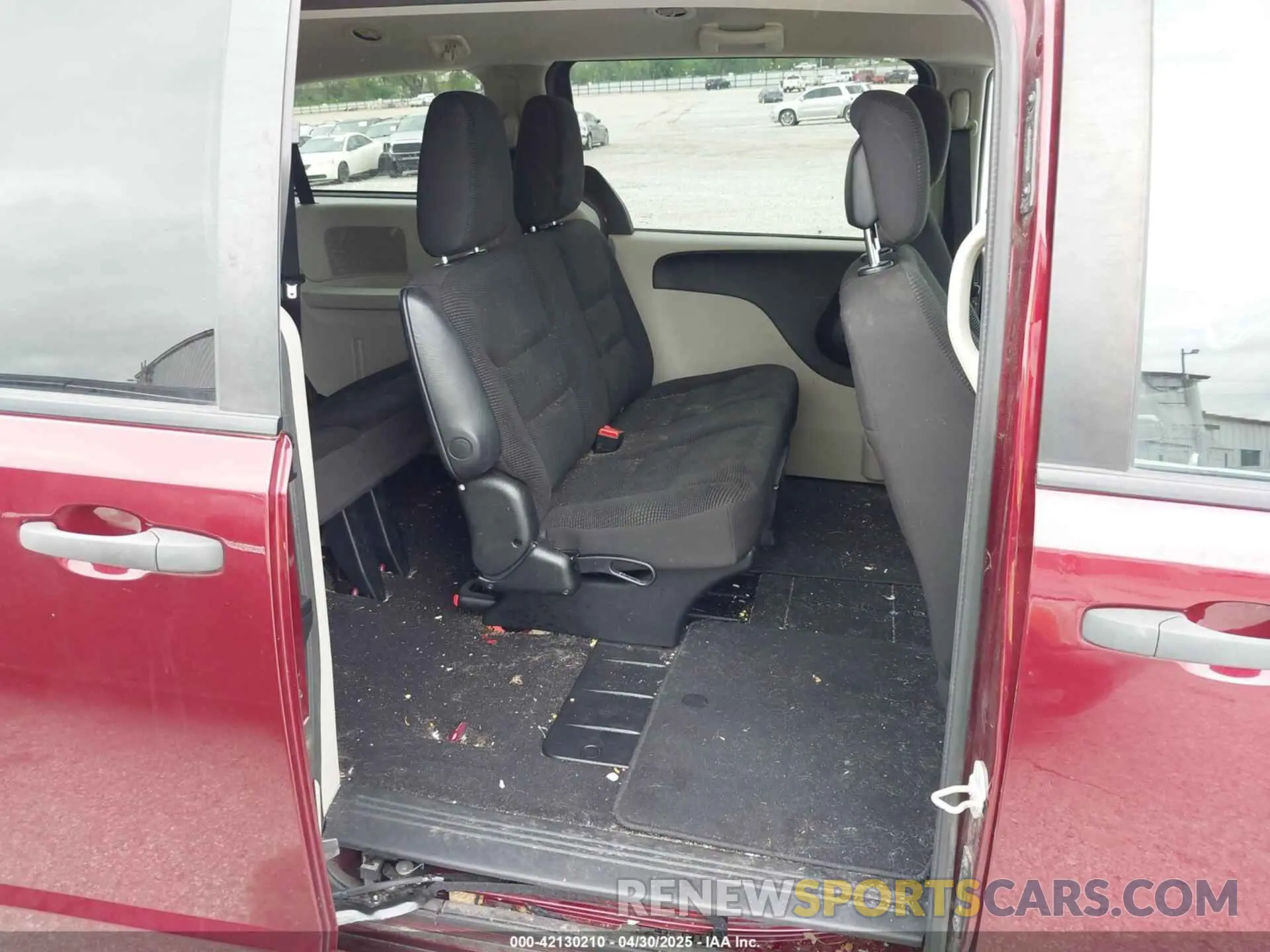 8 Photograph of a damaged car 2C4RDGBG6LR196938 DODGE GRAND CARAVAN 2020