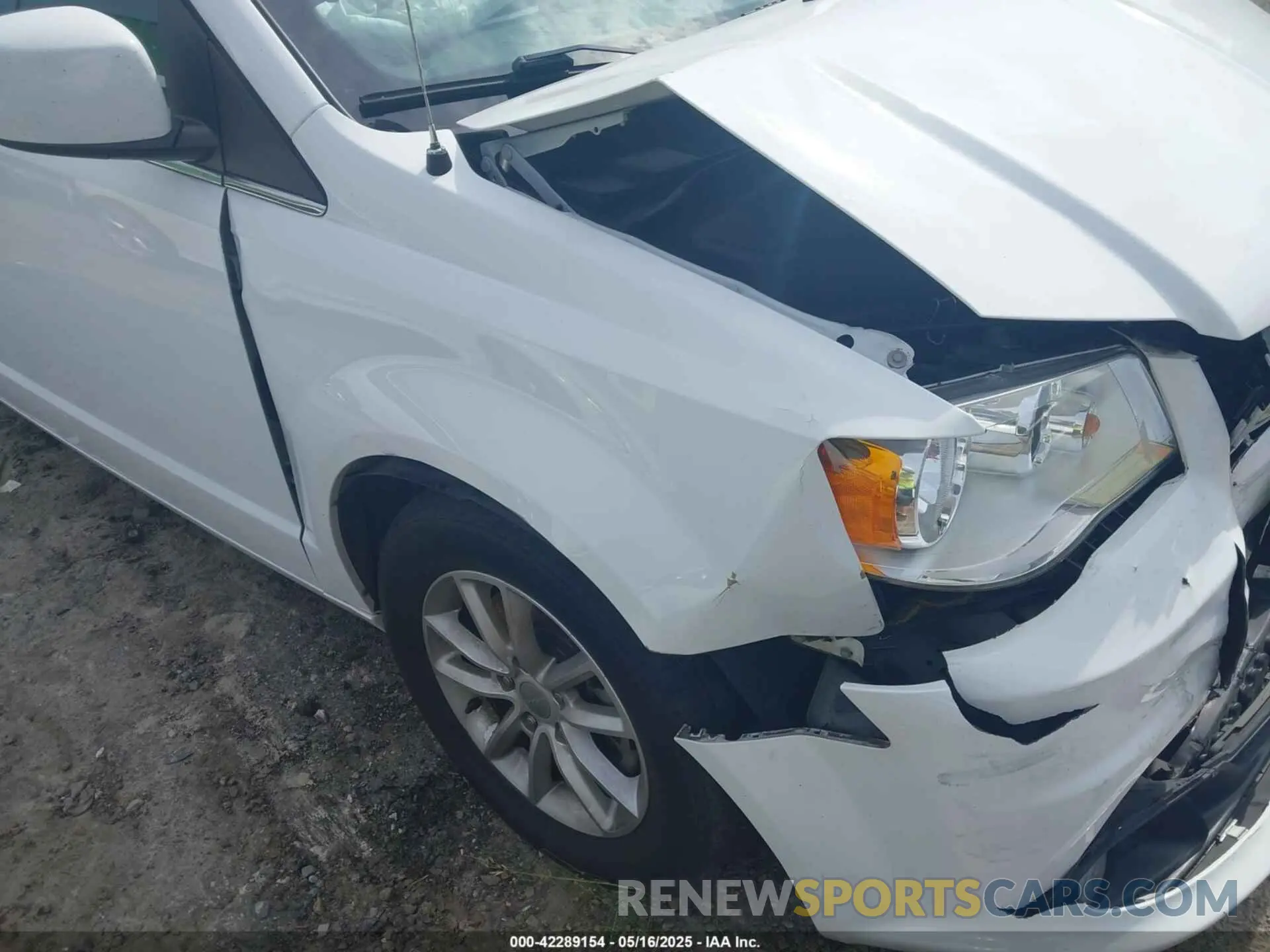 17 Photograph of a damaged car 2C4RDGCG1LR201221 DODGE GRAND CARAVAN 2020