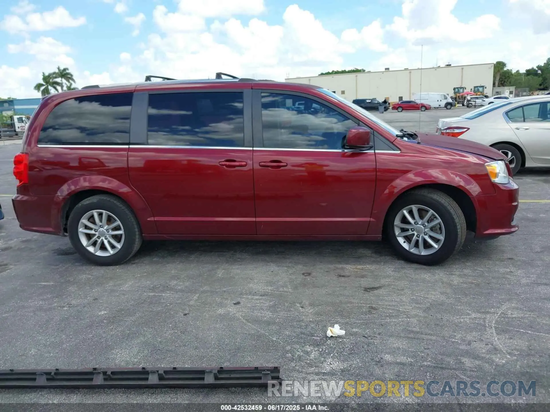 14 Photograph of a damaged car 2C4RDGCG3LR174085 DODGE GRAND CARAVAN 2020