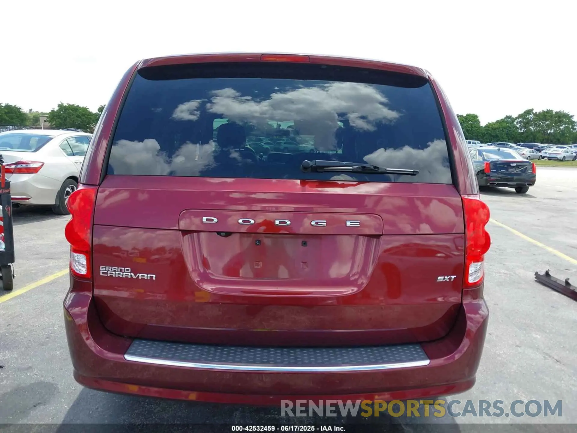 17 Photograph of a damaged car 2C4RDGCG3LR174085 DODGE GRAND CARAVAN 2020