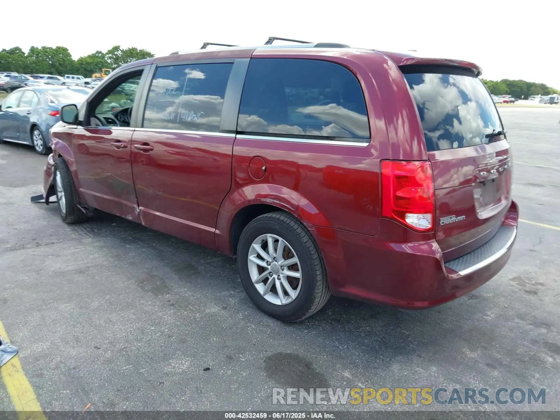 3 Photograph of a damaged car 2C4RDGCG3LR174085 DODGE GRAND CARAVAN 2020