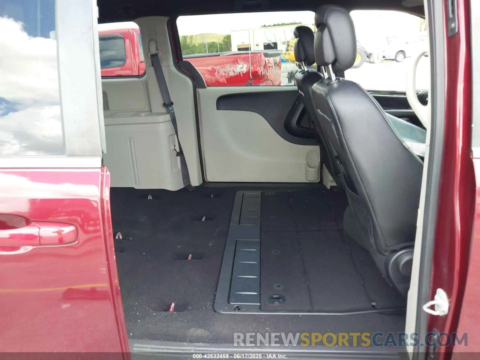 8 Photograph of a damaged car 2C4RDGCG3LR174085 DODGE GRAND CARAVAN 2020