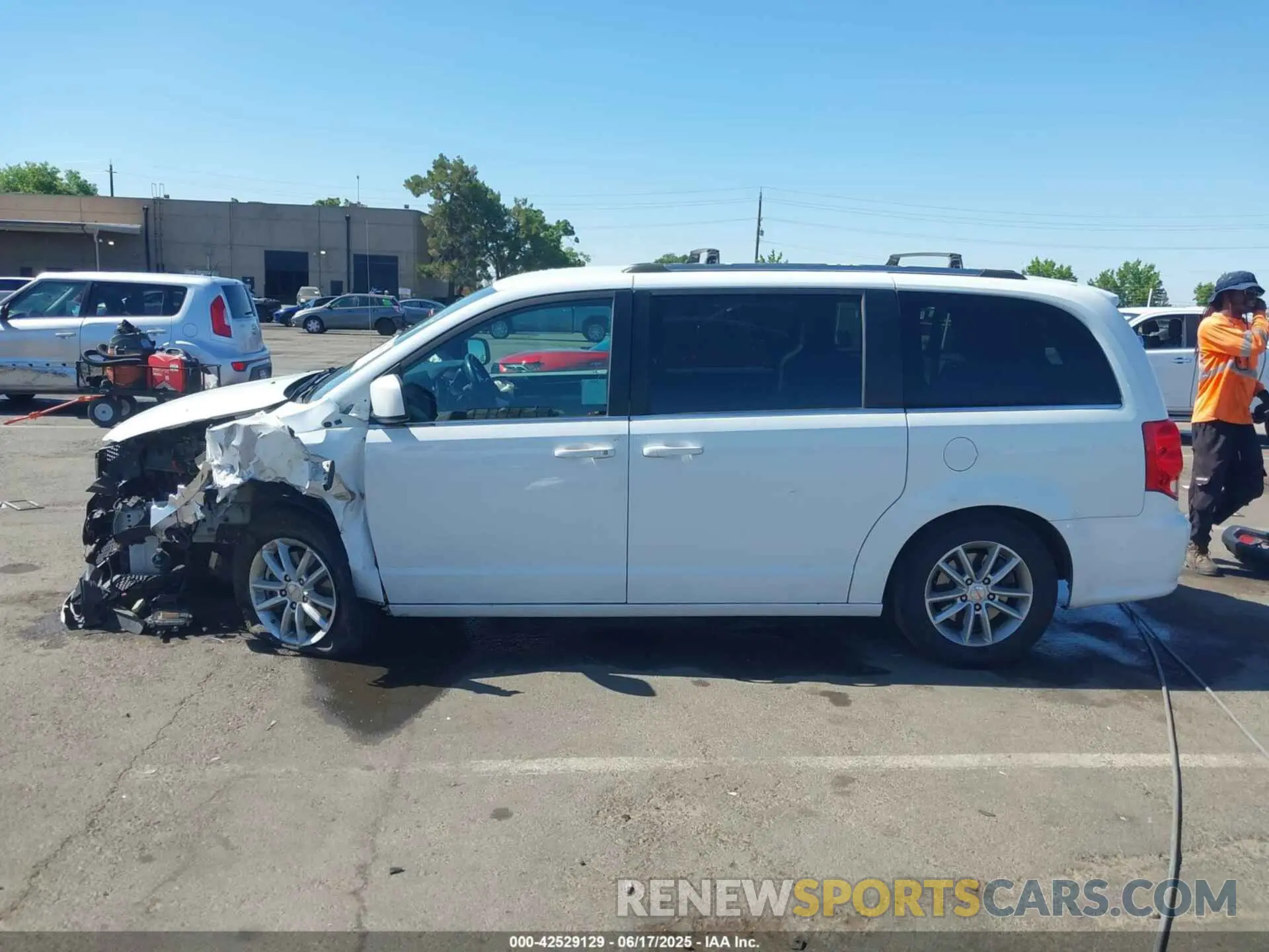 13 Photograph of a damaged car 2C4RDGCG5LR179563 DODGE GRAND CARAVAN 2020