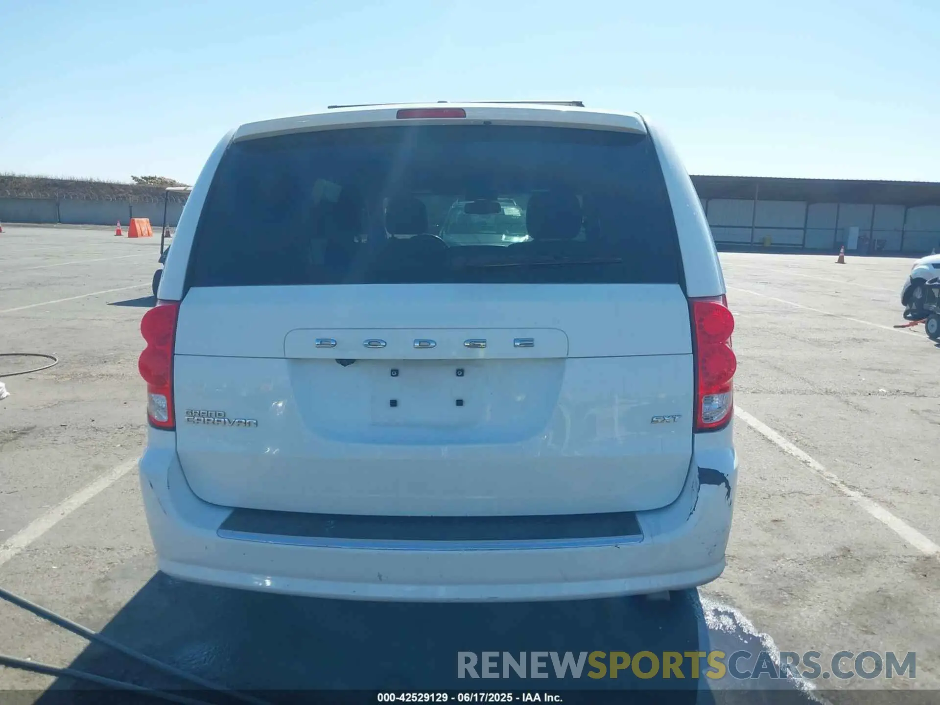 15 Photograph of a damaged car 2C4RDGCG5LR179563 DODGE GRAND CARAVAN 2020