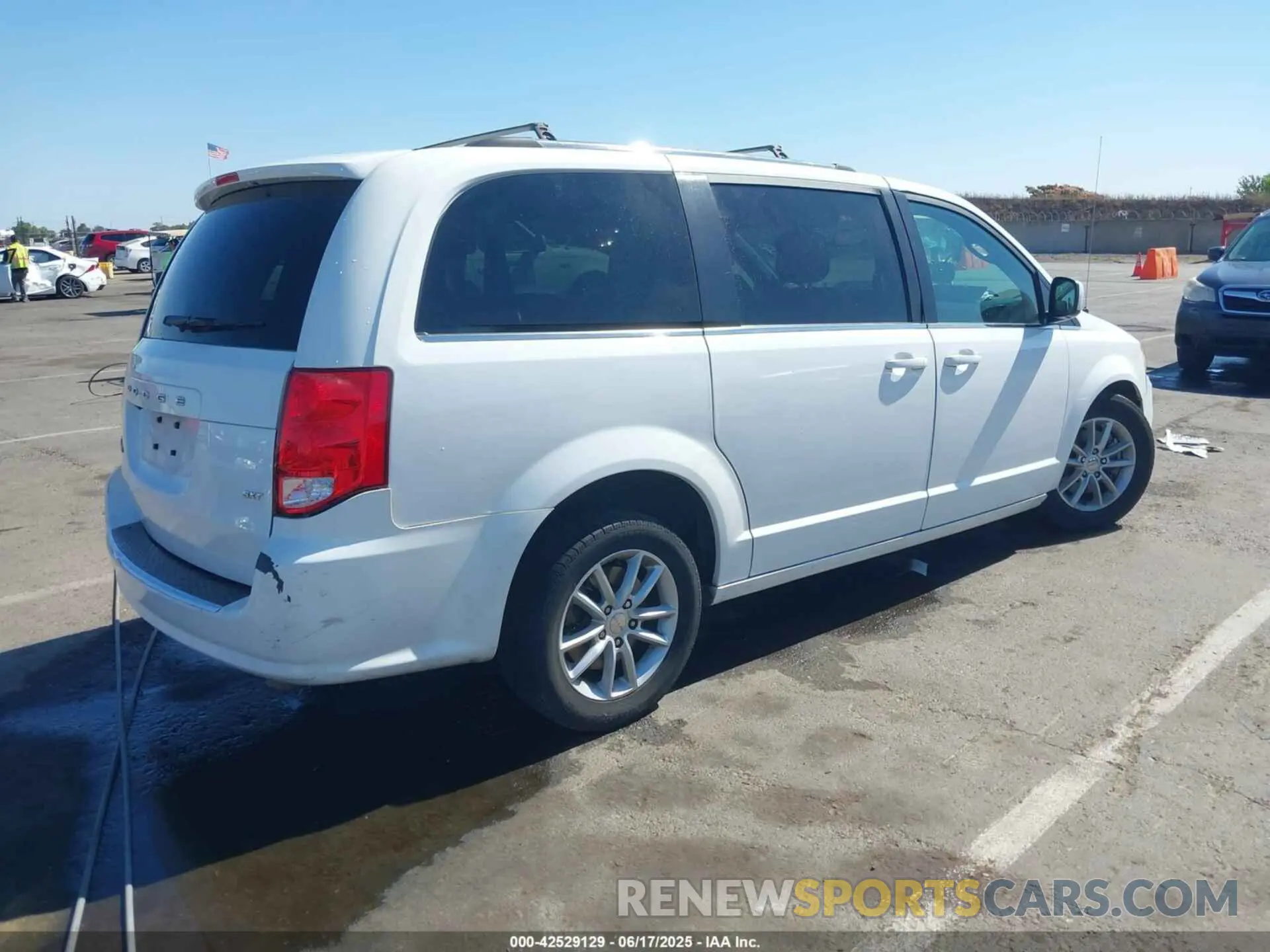 4 Photograph of a damaged car 2C4RDGCG5LR179563 DODGE GRAND CARAVAN 2020