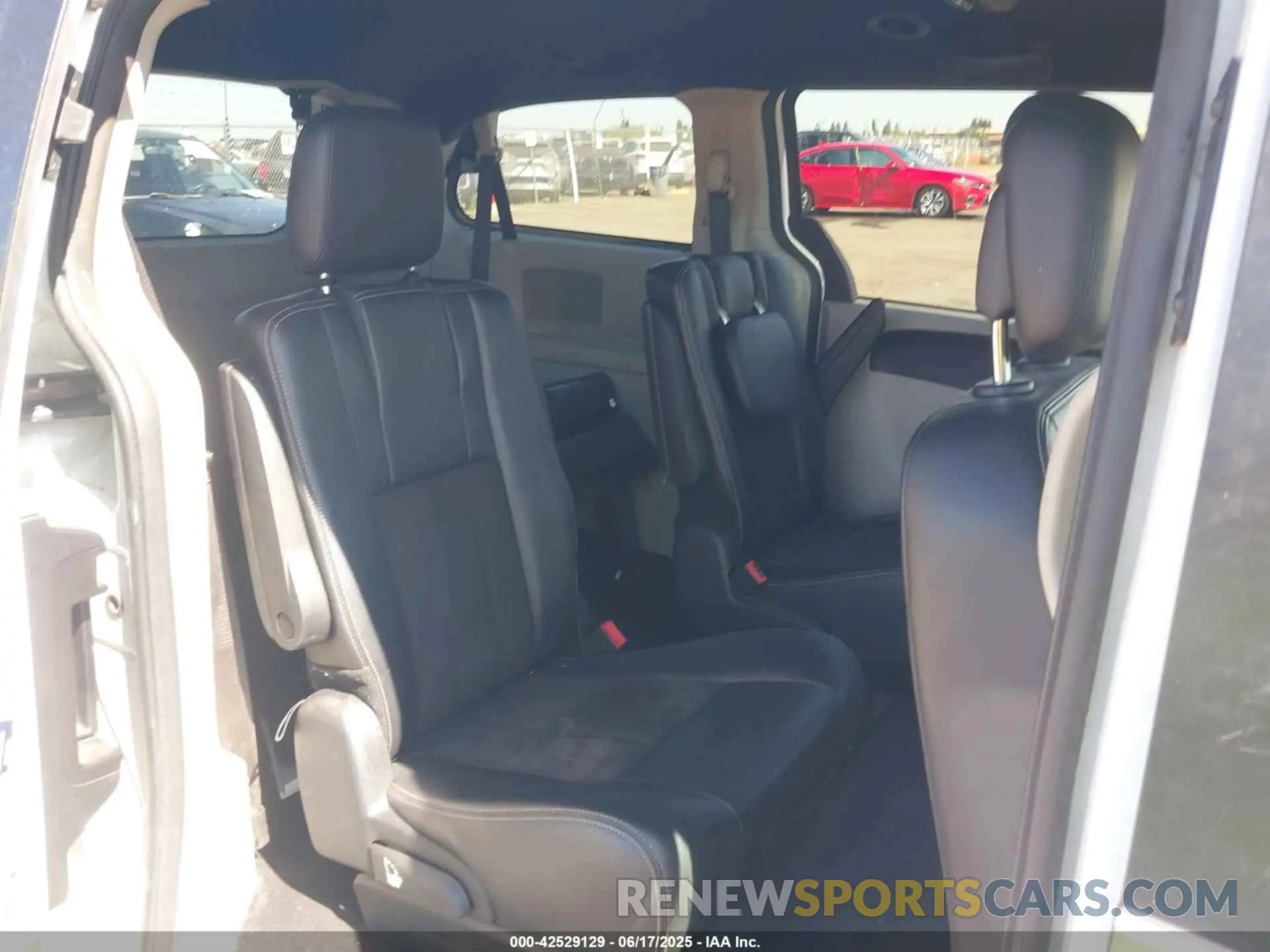 8 Photograph of a damaged car 2C4RDGCG5LR179563 DODGE GRAND CARAVAN 2020