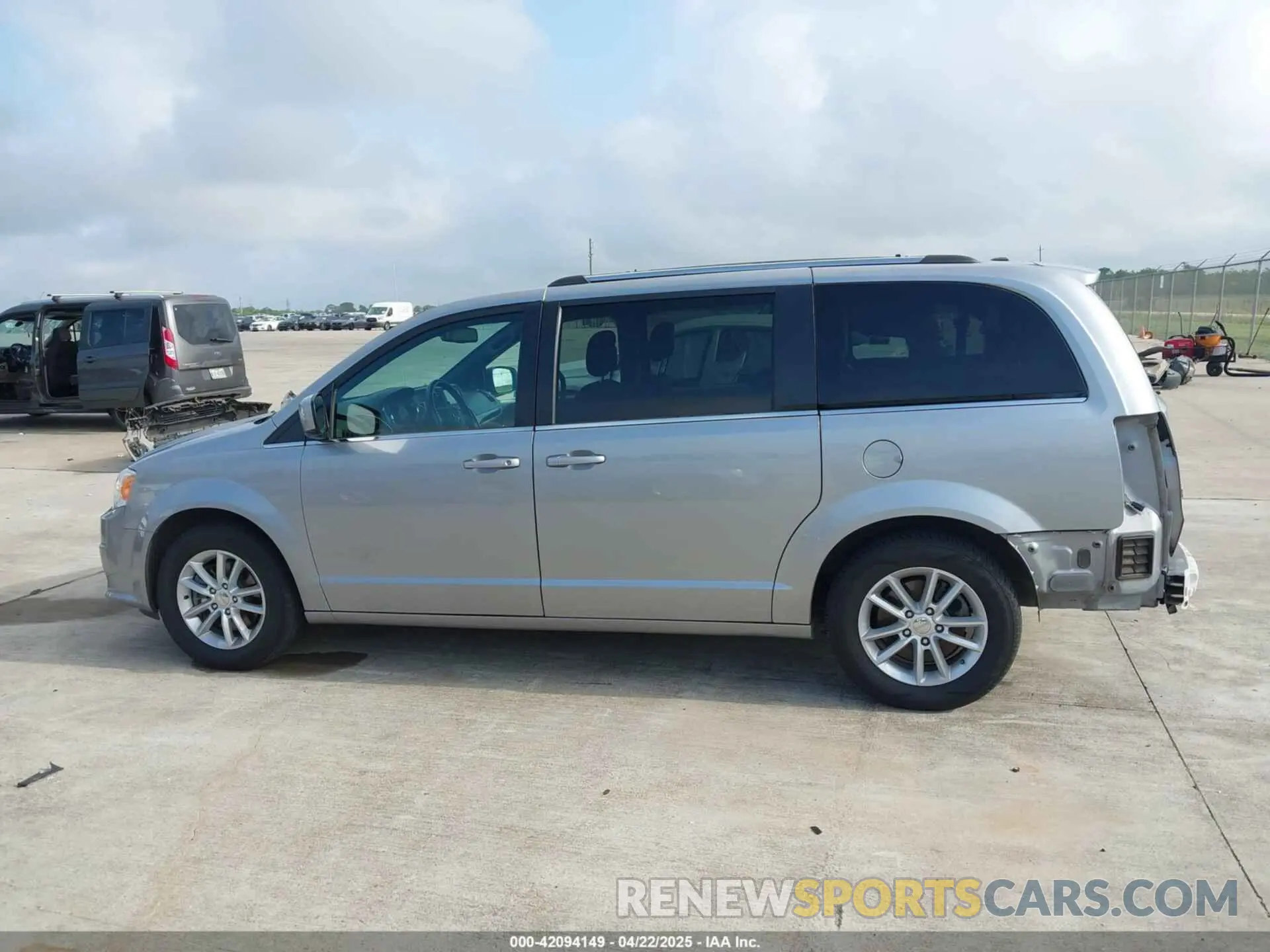 14 Photograph of a damaged car 2C4RDGCG7LR160884 DODGE GRAND CARAVAN 2020