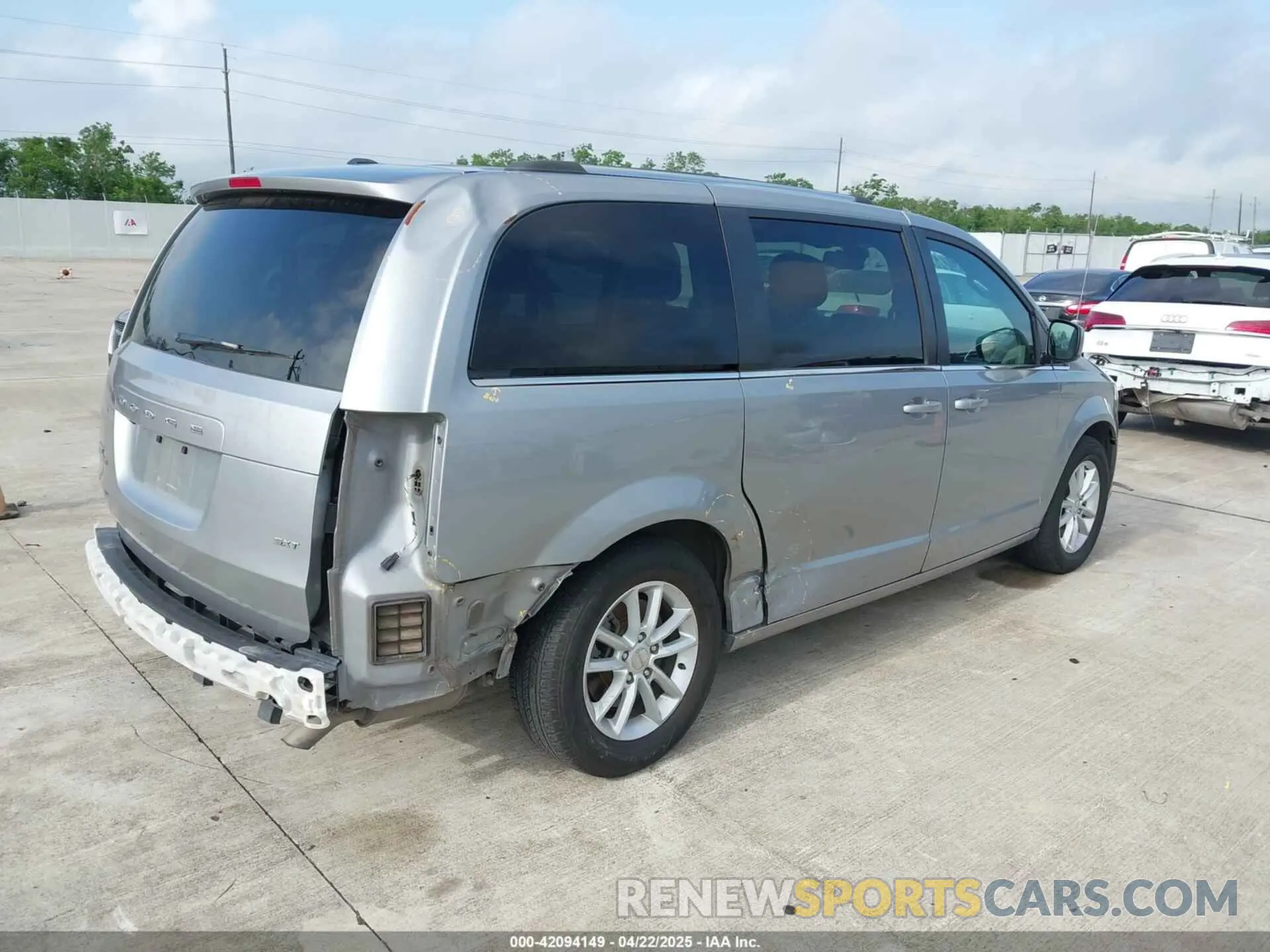 4 Photograph of a damaged car 2C4RDGCG7LR160884 DODGE GRAND CARAVAN 2020