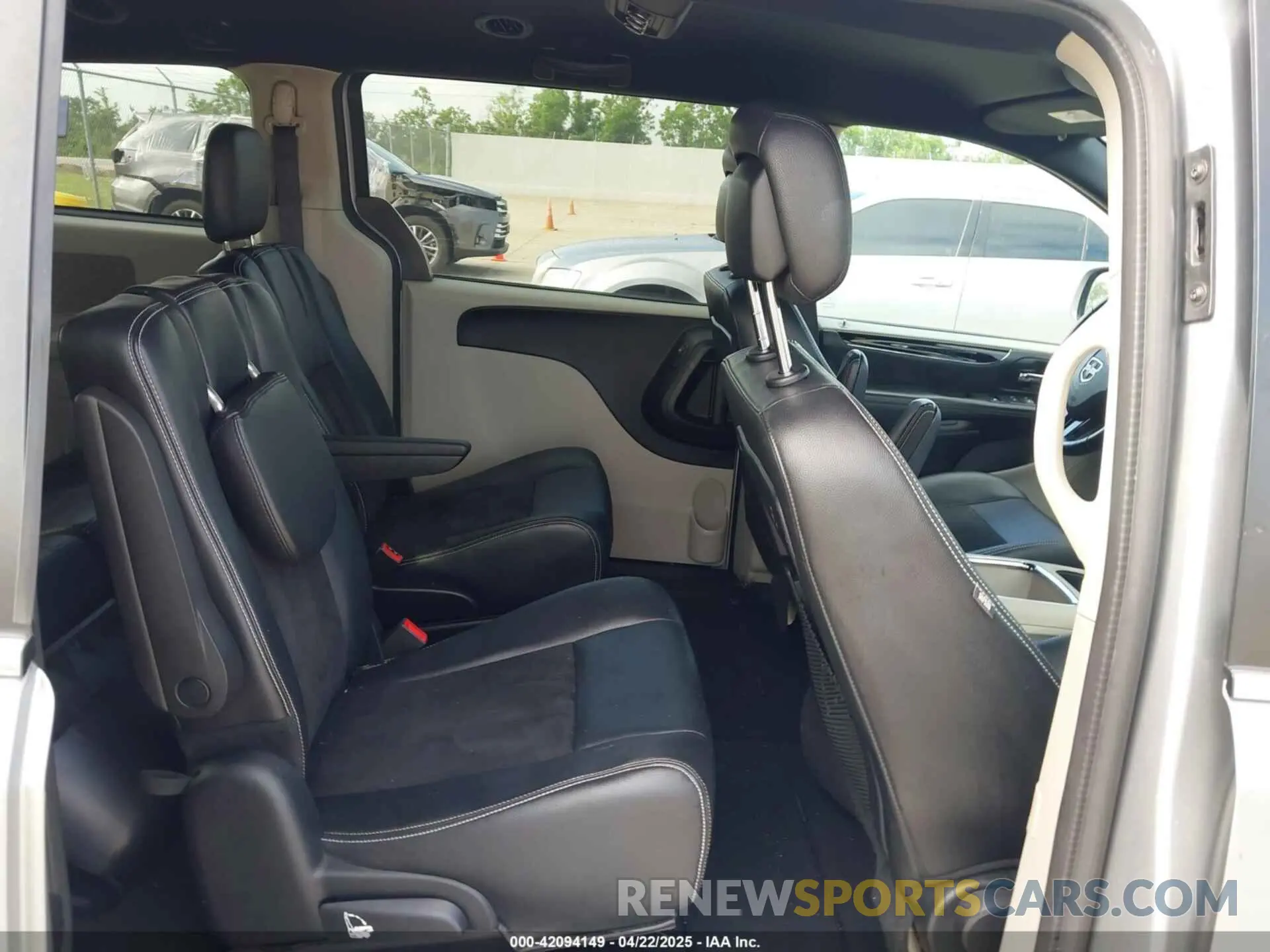 8 Photograph of a damaged car 2C4RDGCG7LR160884 DODGE GRAND CARAVAN 2020