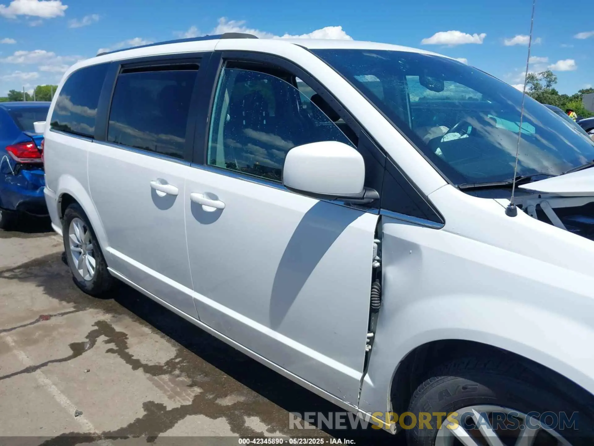 12 Photograph of a damaged car 2C4RDGCG7LR170203 DODGE GRAND CARAVAN 2020