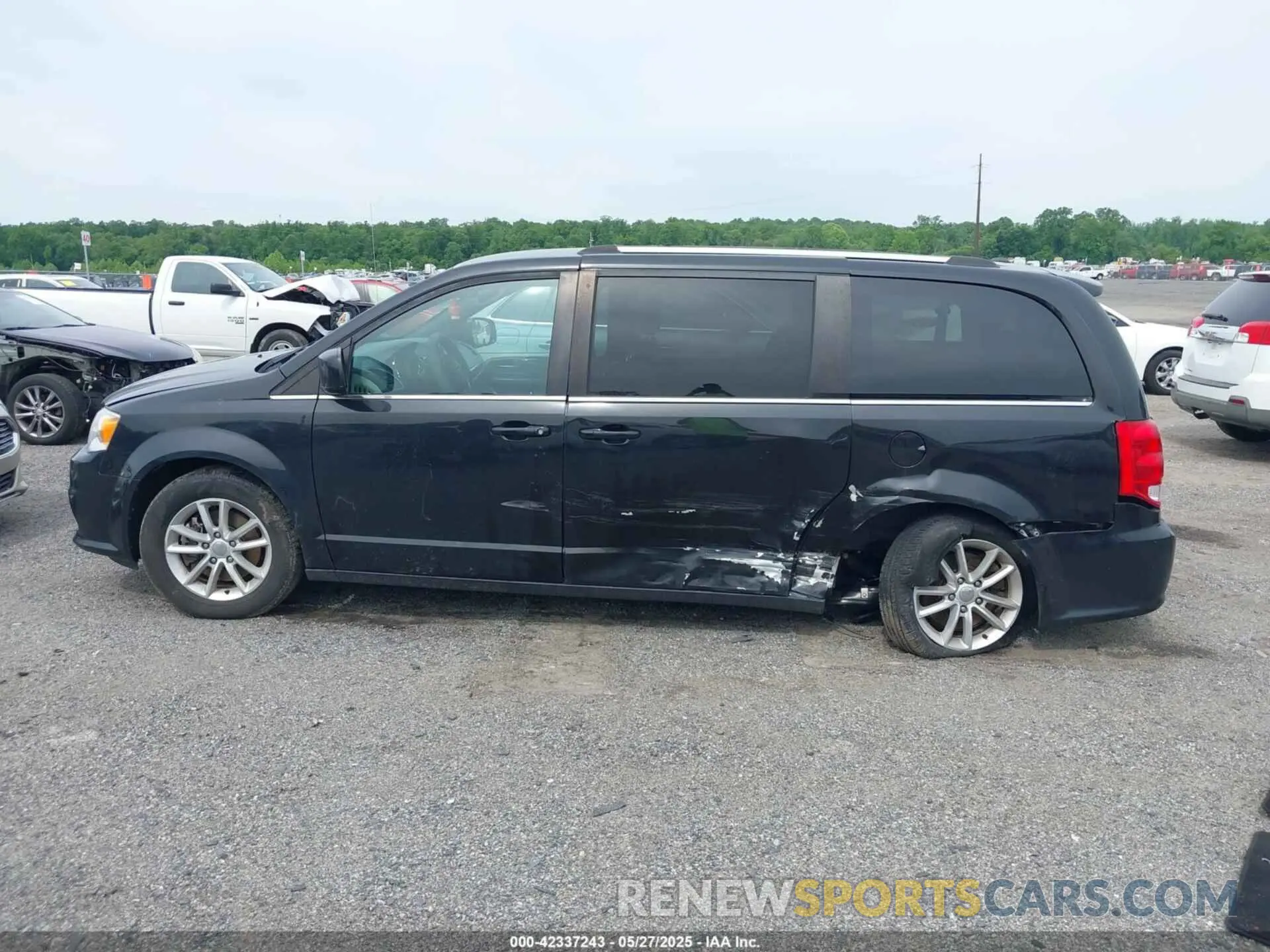 14 Photograph of a damaged car 2C4RDGCG7LR194338 DODGE GRAND CARAVAN 2020