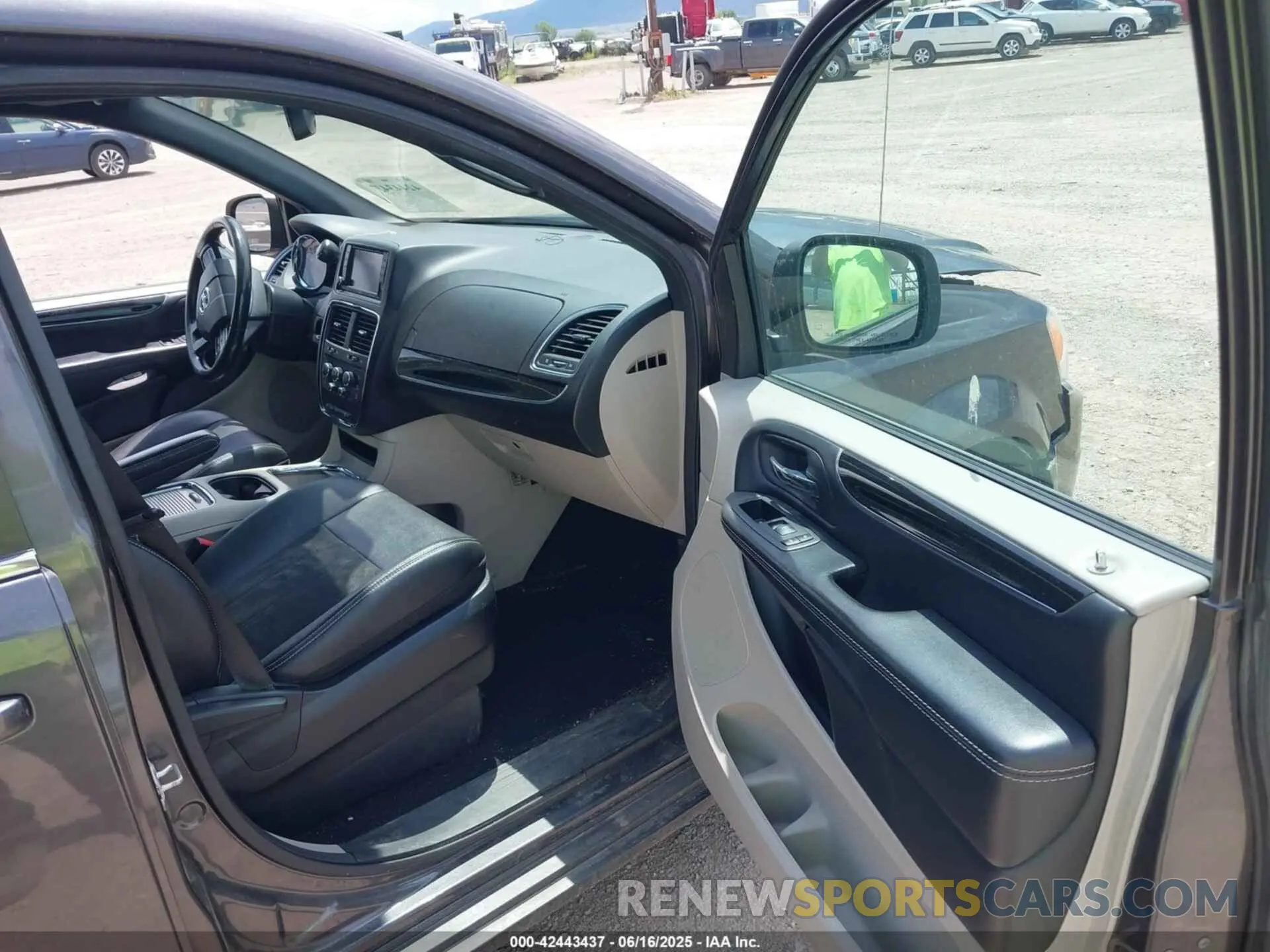 5 Photograph of a damaged car 2C4RDGCG9LR167092 DODGE GRAND CARAVAN 2020
