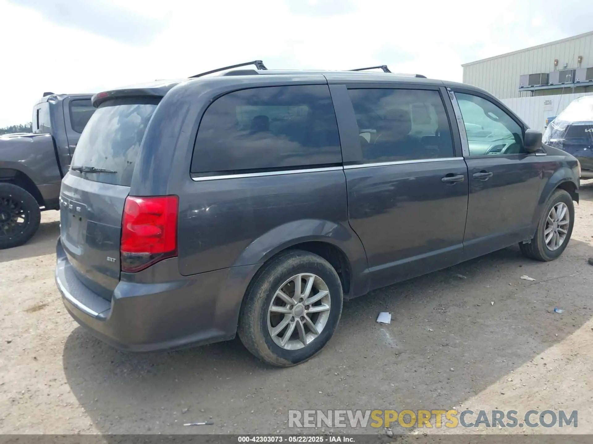 4 Photograph of a damaged car 2C4RDGCG9LR252742 DODGE GRAND CARAVAN 2020