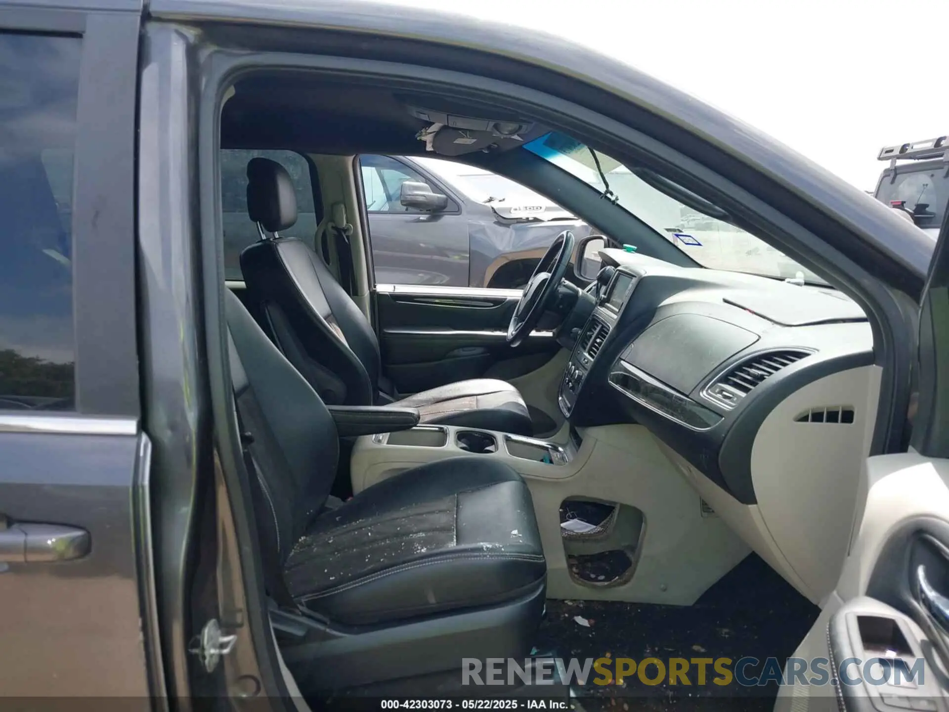 5 Photograph of a damaged car 2C4RDGCG9LR252742 DODGE GRAND CARAVAN 2020