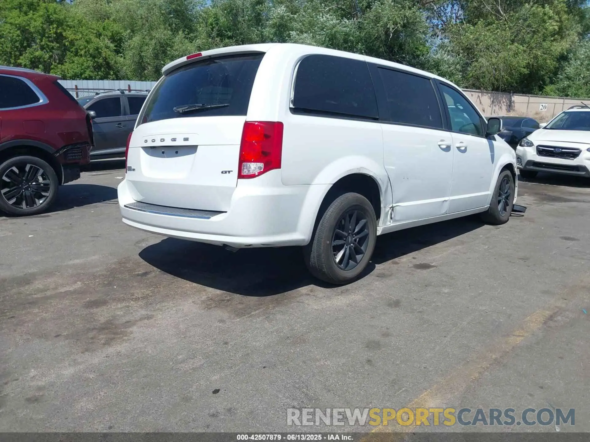 4 Photograph of a damaged car 2C4RDGEG9LR160477 DODGE GRAND CARAVAN 2020