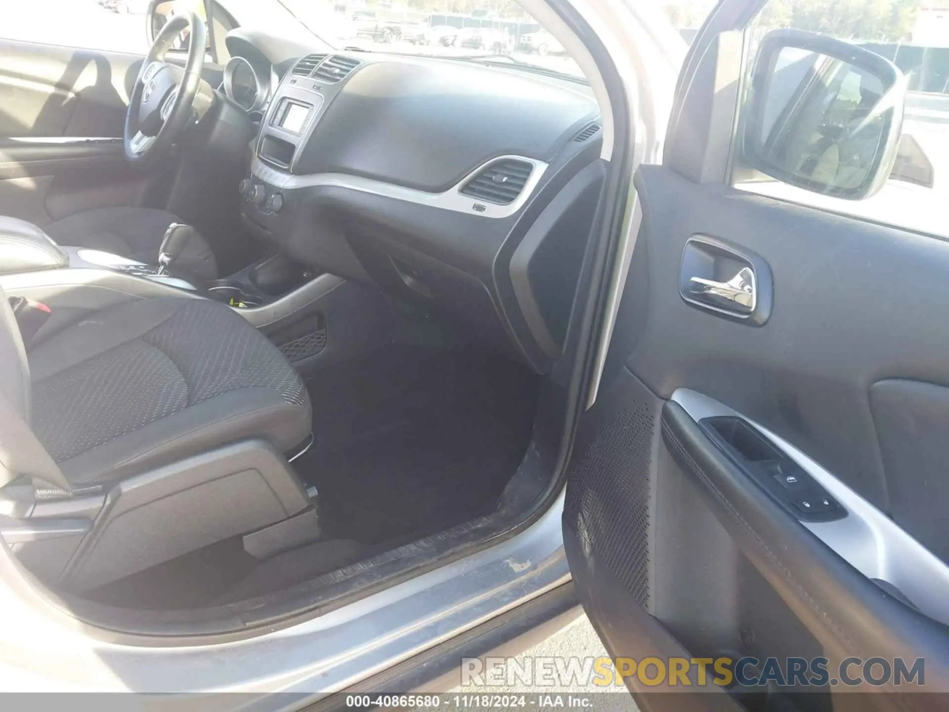 5 Photograph of a damaged car 3C4PDCBG6JT526376 DODGE JOURNEY 2018