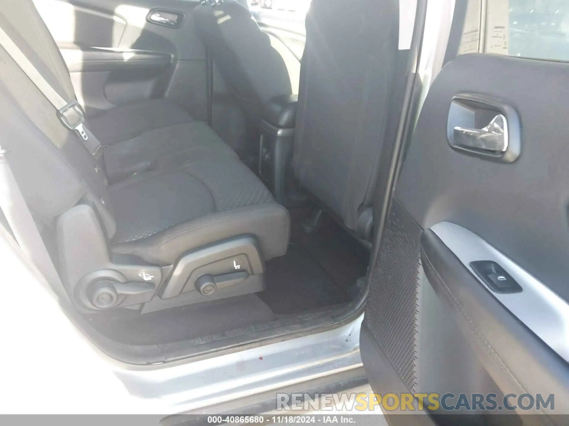 8 Photograph of a damaged car 3C4PDCBG6JT526376 DODGE JOURNEY 2018