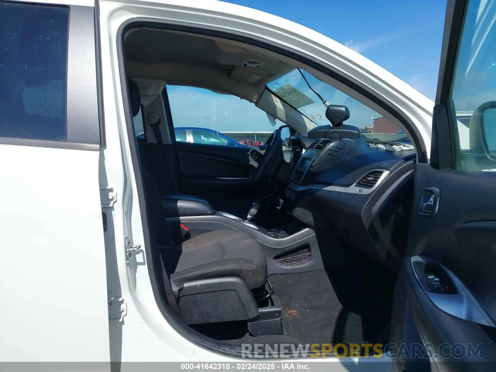 5 Photograph of a damaged car 3C4PDCAB1KT868065 DODGE JOURNEY 2019