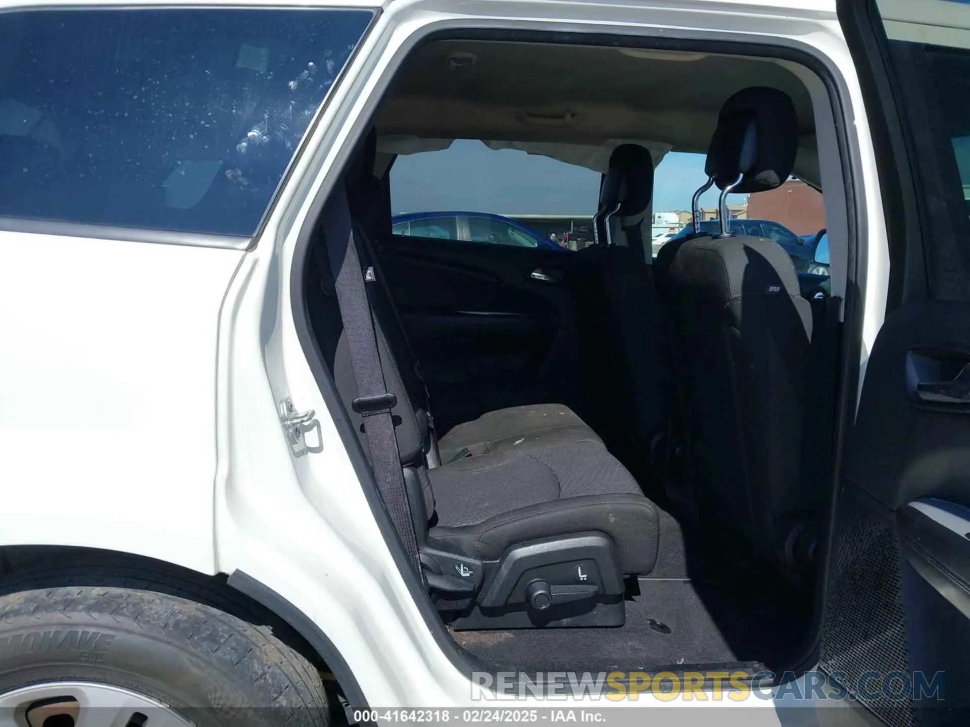 8 Photograph of a damaged car 3C4PDCAB1KT868065 DODGE JOURNEY 2019