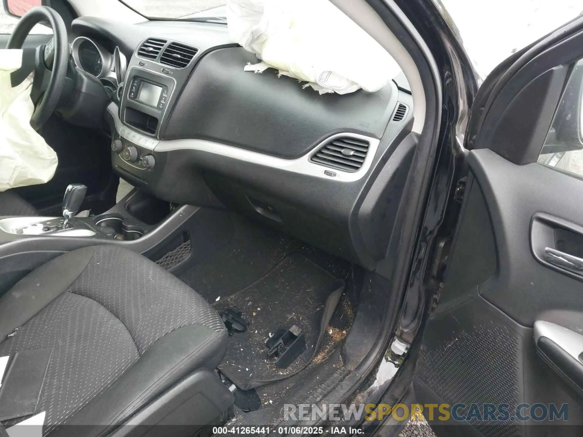 5 Photograph of a damaged car 3C4PDCAB1KT870382 DODGE JOURNEY 2019