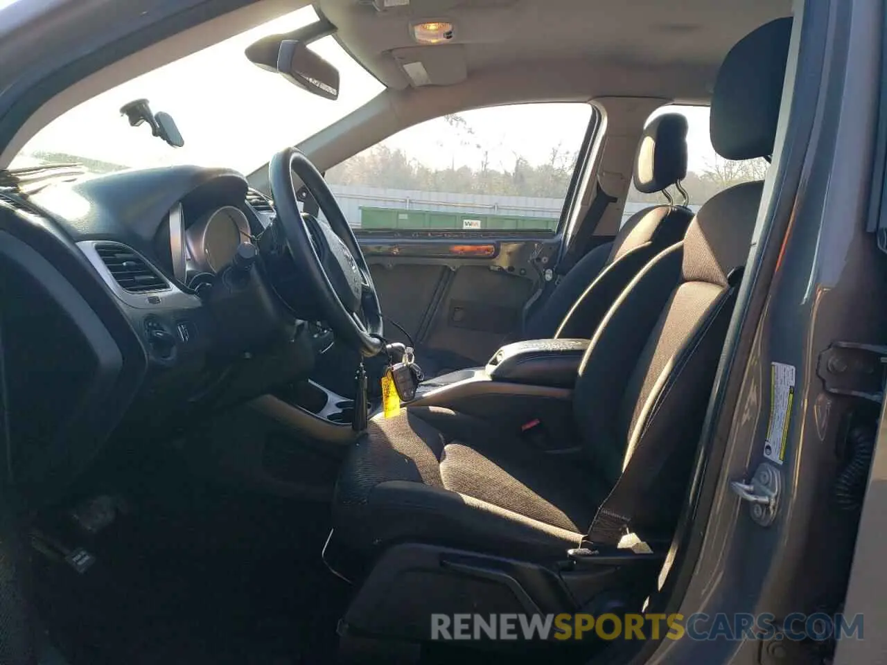 7 Photograph of a damaged car 3C4PDCAB2KT815598 DODGE JOURNEY 2019