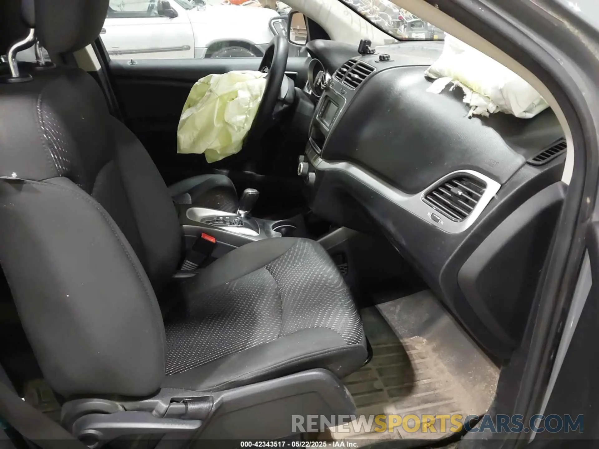 5 Photograph of a damaged car 3C4PDCAB3KT872327 DODGE JOURNEY 2019