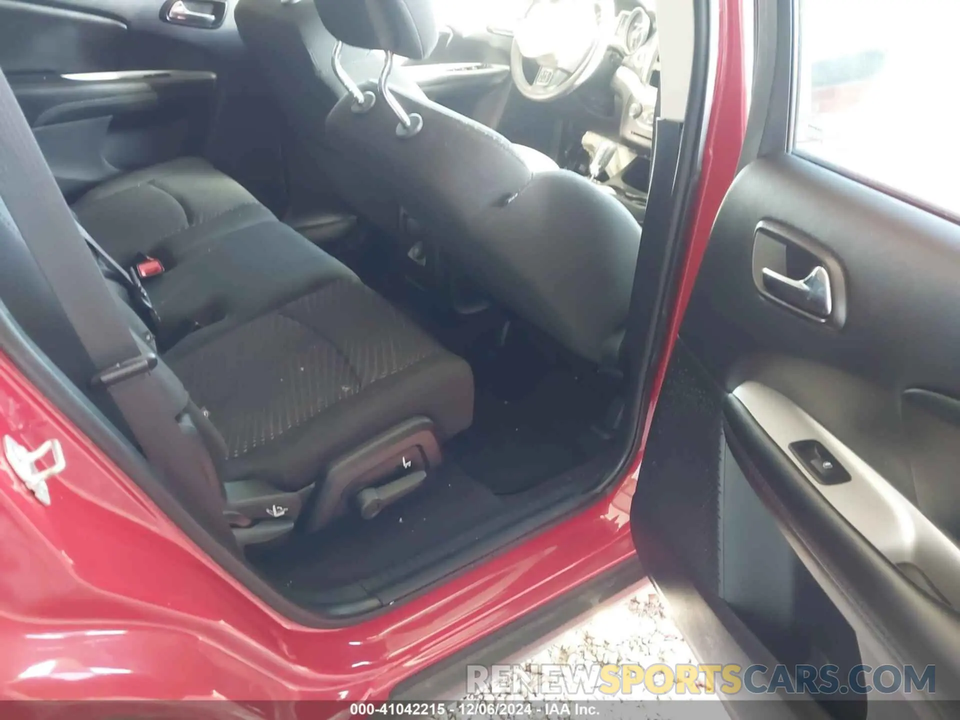8 Photograph of a damaged car 3C4PDCAB4KT746557 DODGE JOURNEY 2019