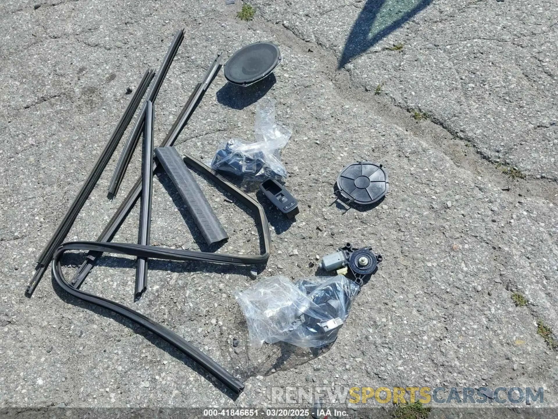 12 Photograph of a damaged car 3C4PDCAB4KT749734 DODGE JOURNEY 2019