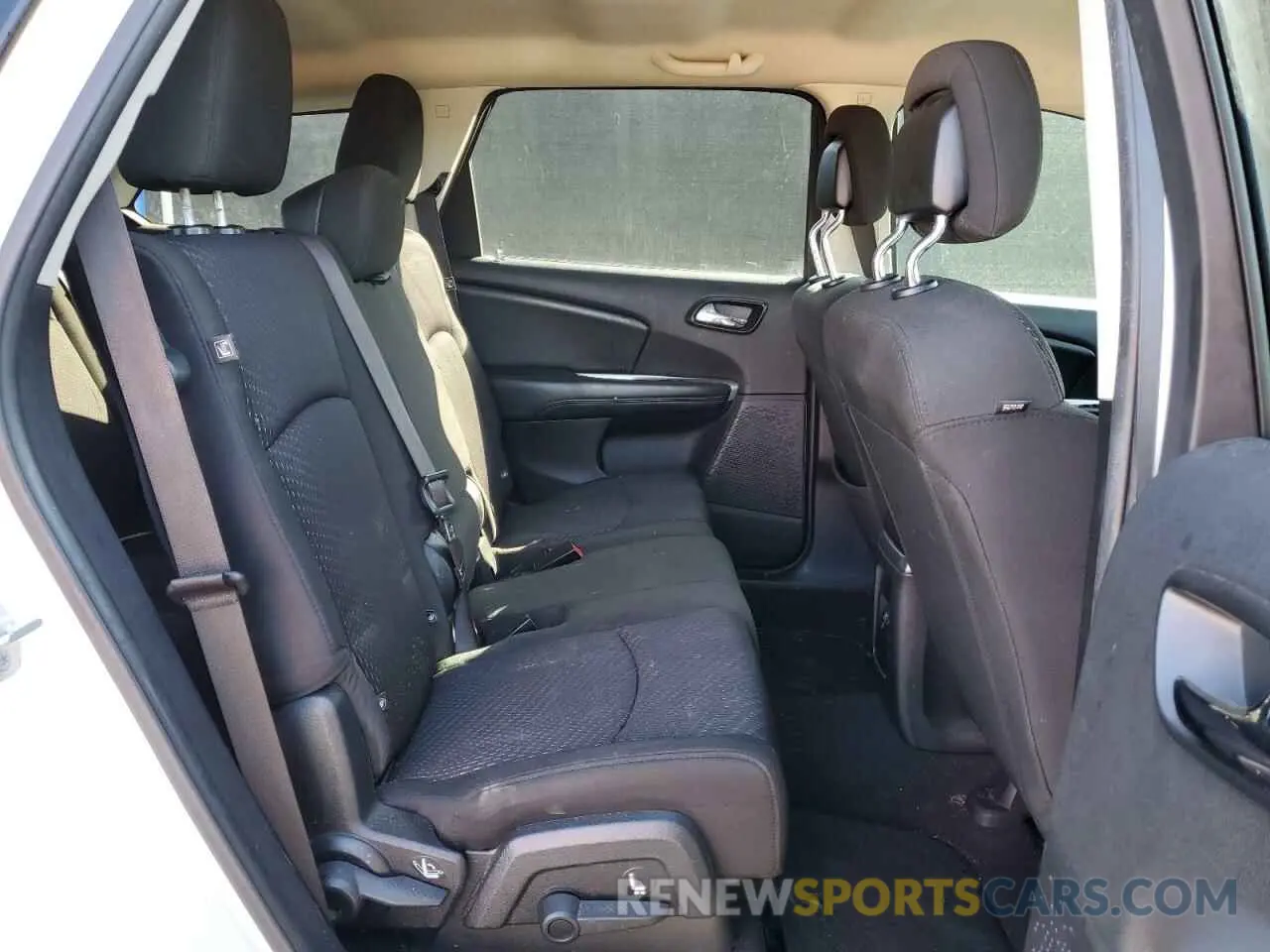 11 Photograph of a damaged car 3C4PDCAB5KT867937 DODGE JOURNEY 2019