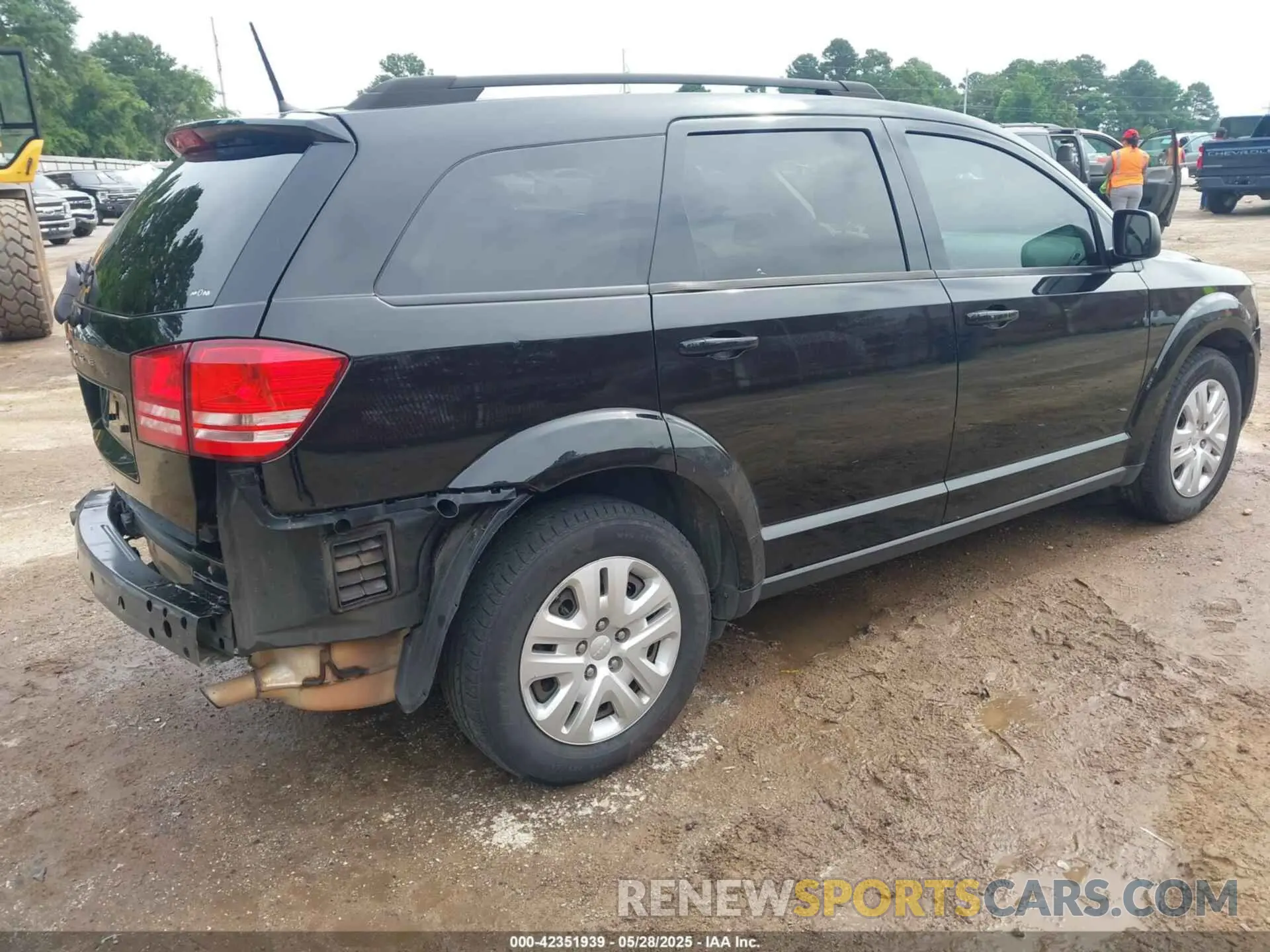 4 Photograph of a damaged car 3C4PDCAB8KT758646 DODGE JOURNEY 2019
