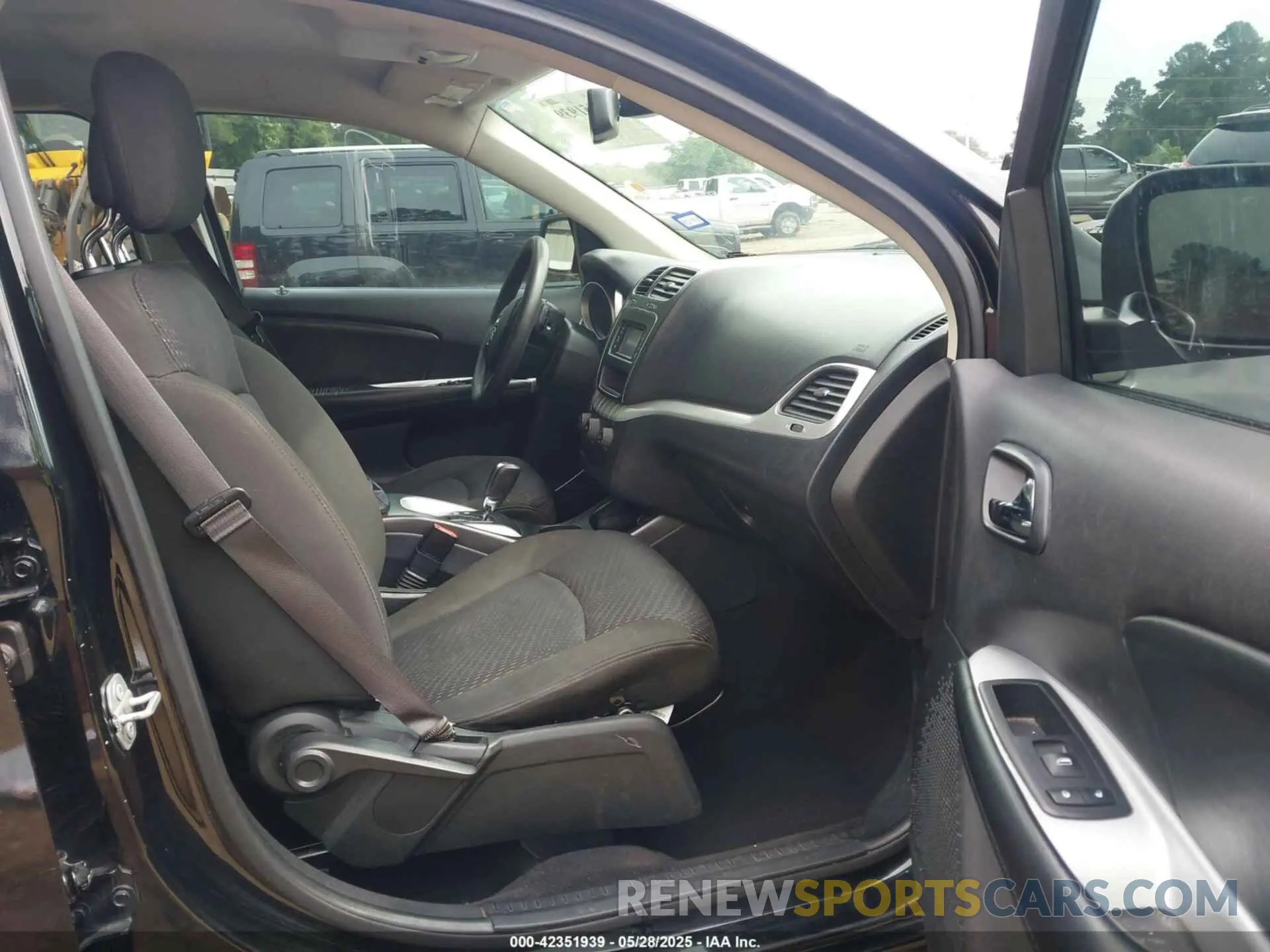 5 Photograph of a damaged car 3C4PDCAB8KT758646 DODGE JOURNEY 2019