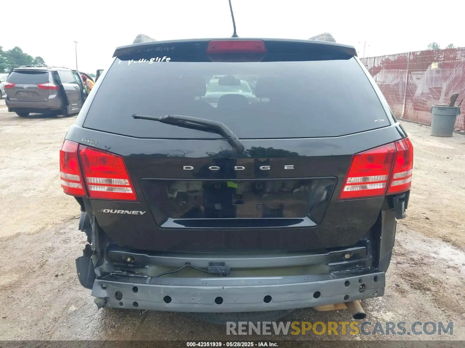 6 Photograph of a damaged car 3C4PDCAB8KT758646 DODGE JOURNEY 2019