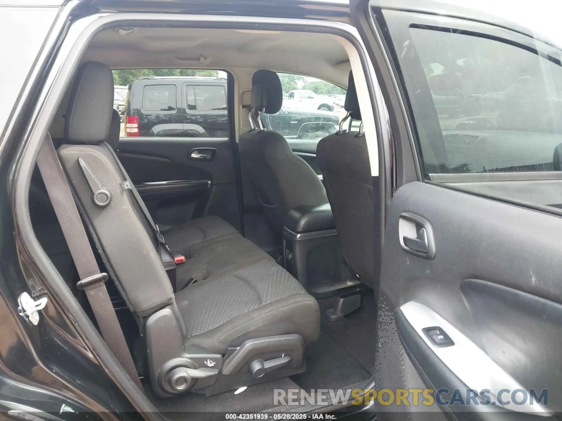 8 Photograph of a damaged car 3C4PDCAB8KT758646 DODGE JOURNEY 2019