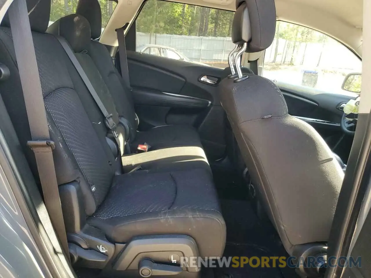 11 Photograph of a damaged car 3C4PDCAB9KT866340 DODGE JOURNEY 2019